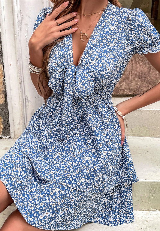 Vestido con capas y lazo en la parte delantera