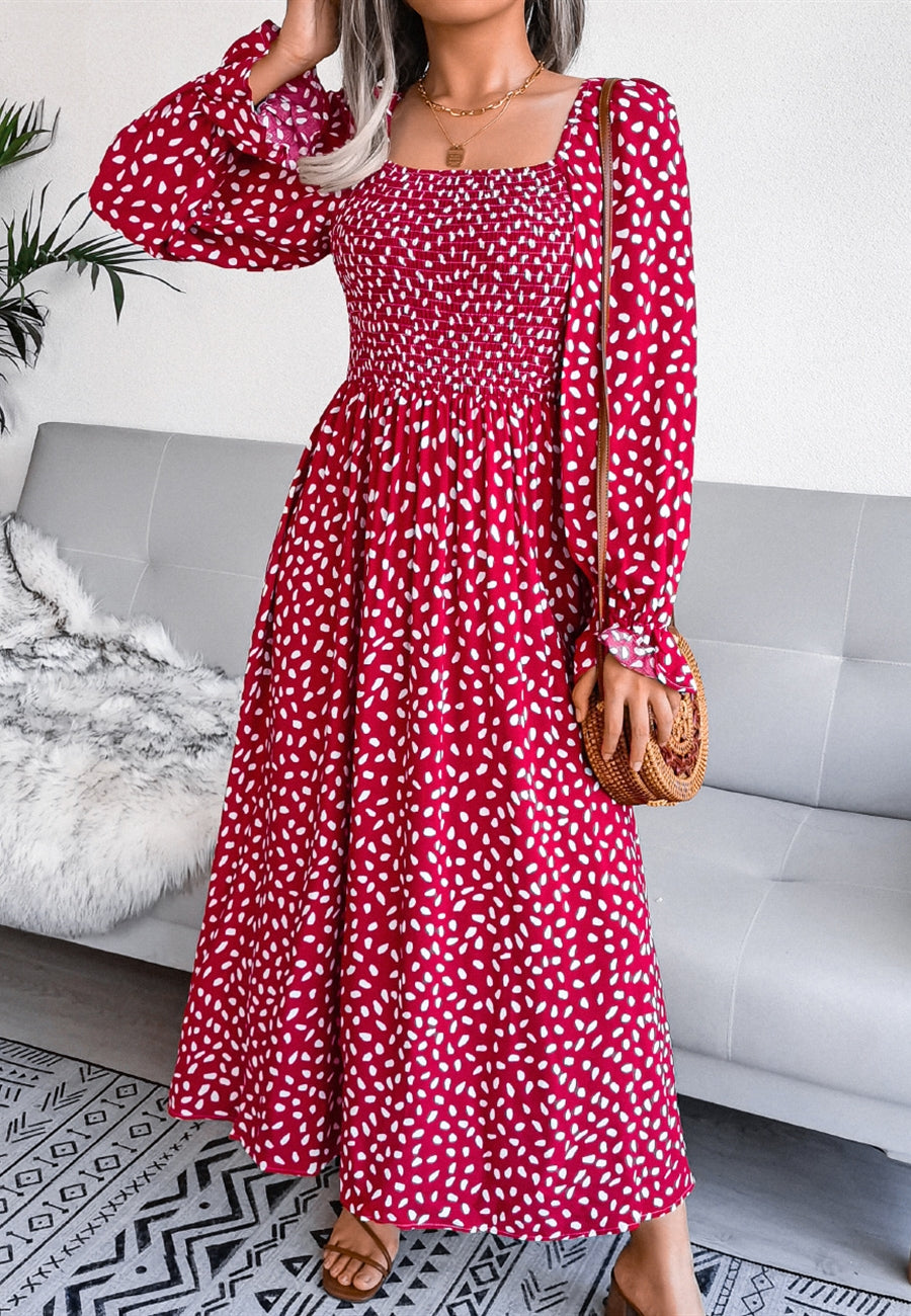 Vestido con escote cuadrado y estampado de lunares