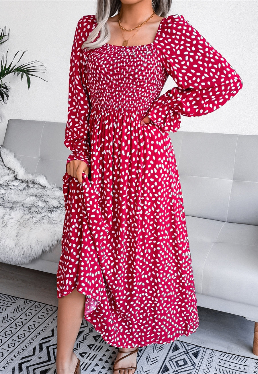 Vestido con escote cuadrado y estampado de lunares
