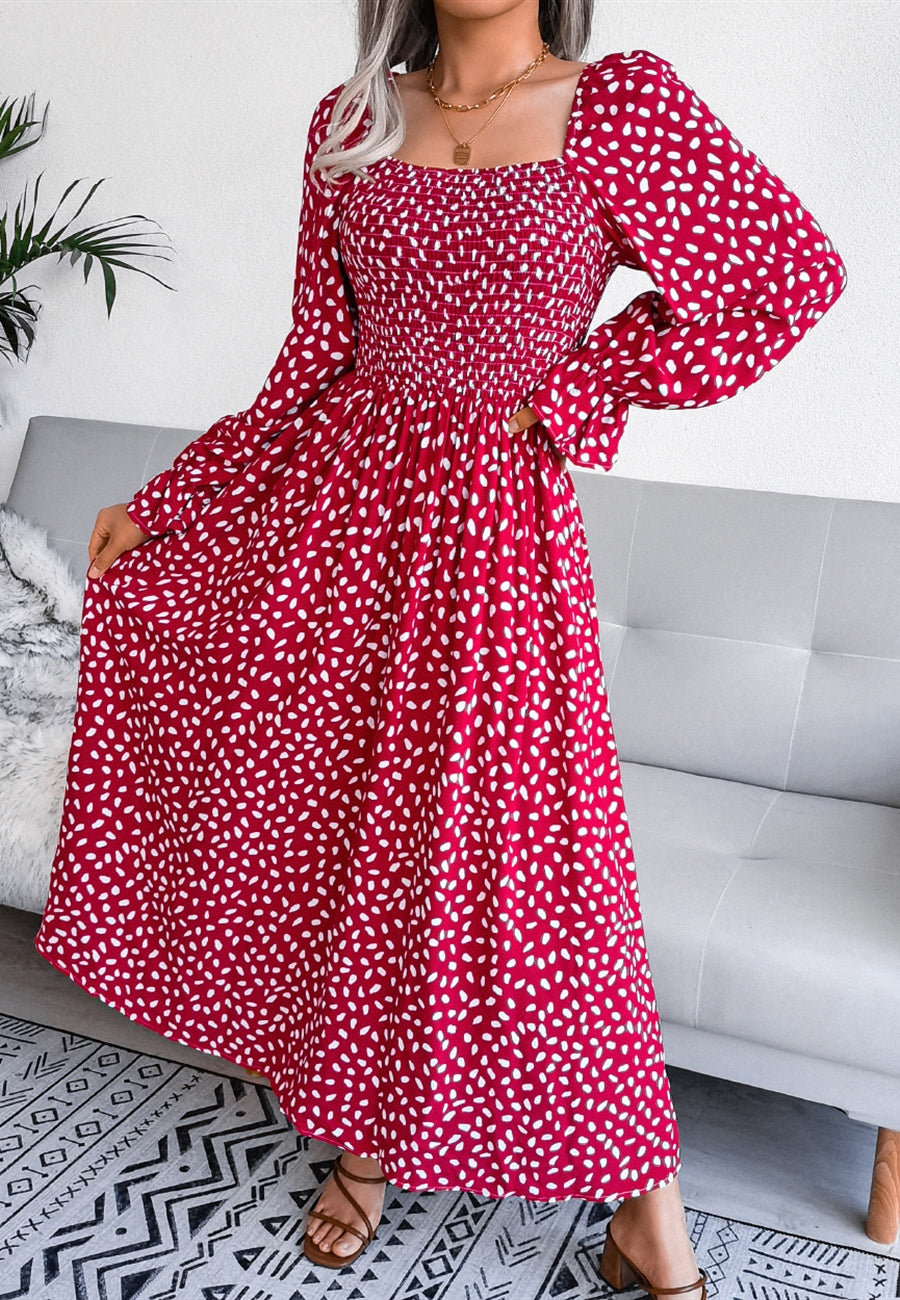 Vestido con escote cuadrado y estampado de lunares