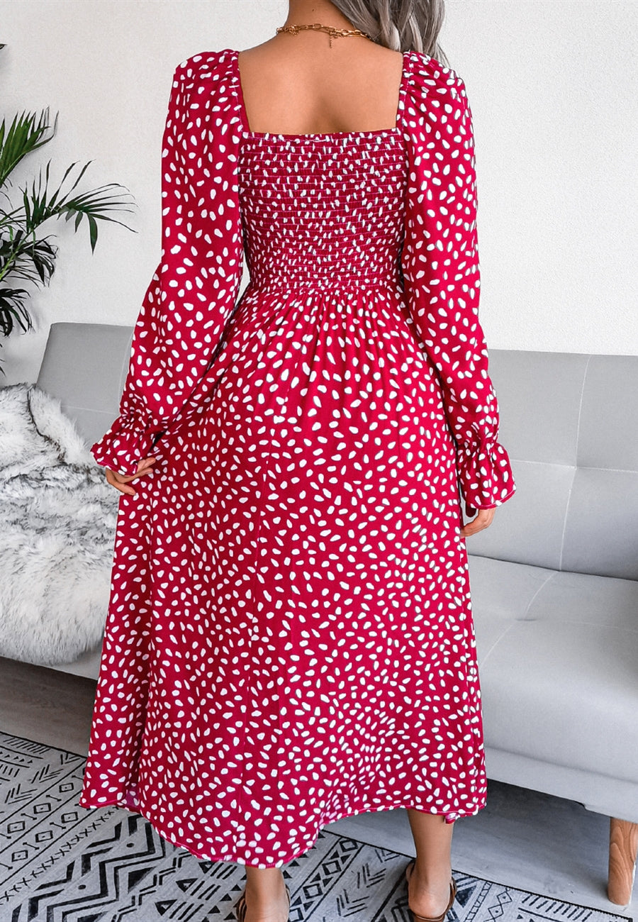 Vestido con escote cuadrado y estampado de lunares