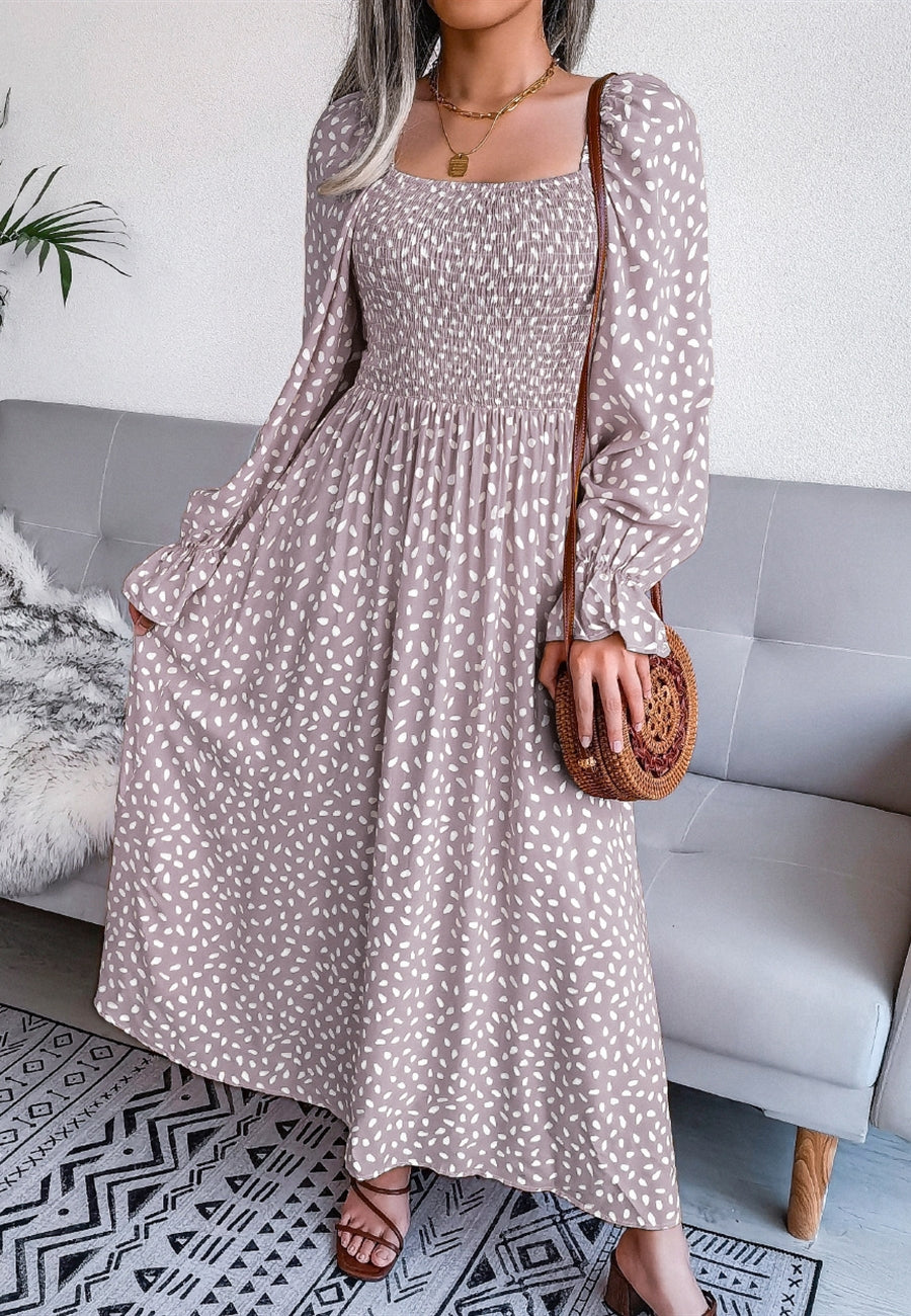 Vestido con escote cuadrado y estampado de lunares