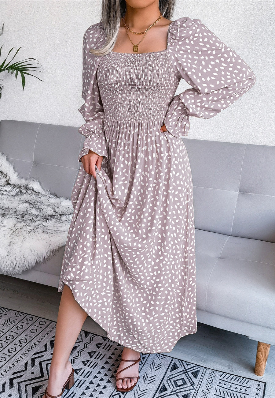 Vestido con escote cuadrado y estampado de lunares