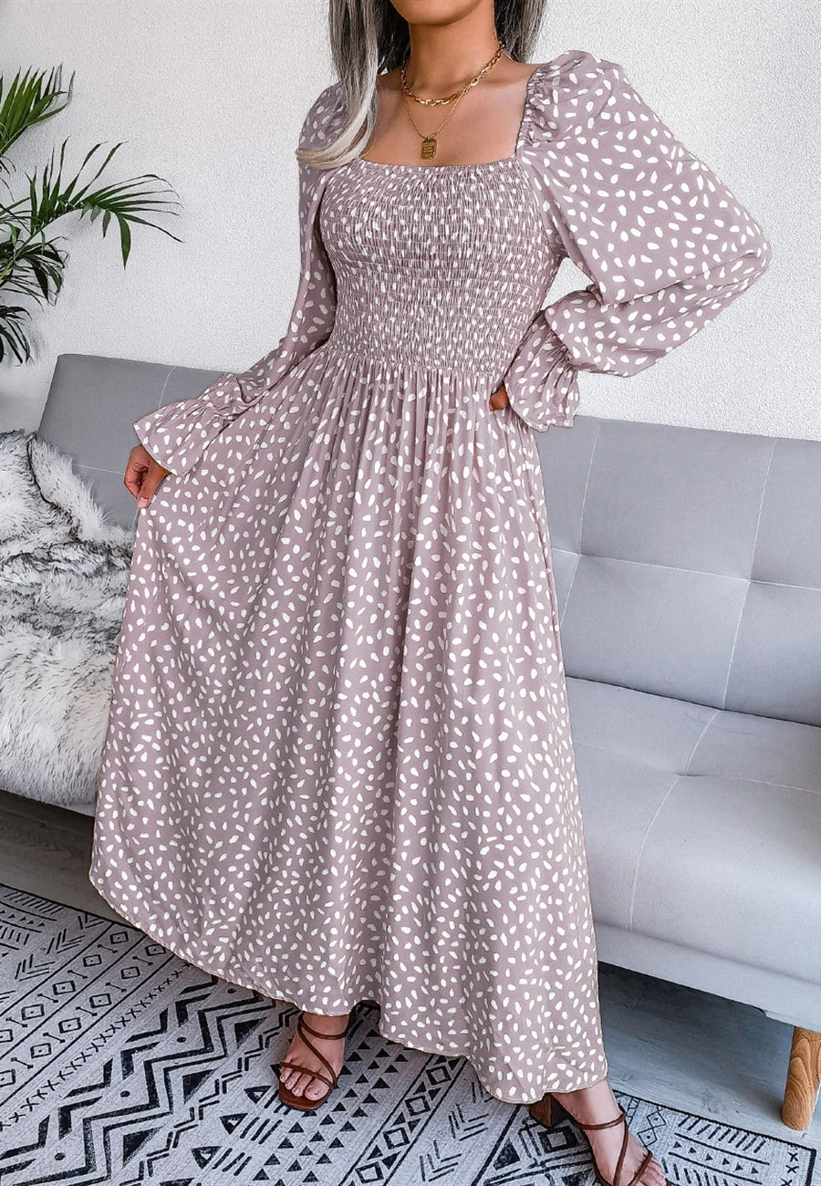 Vestido con escote cuadrado y estampado de lunares