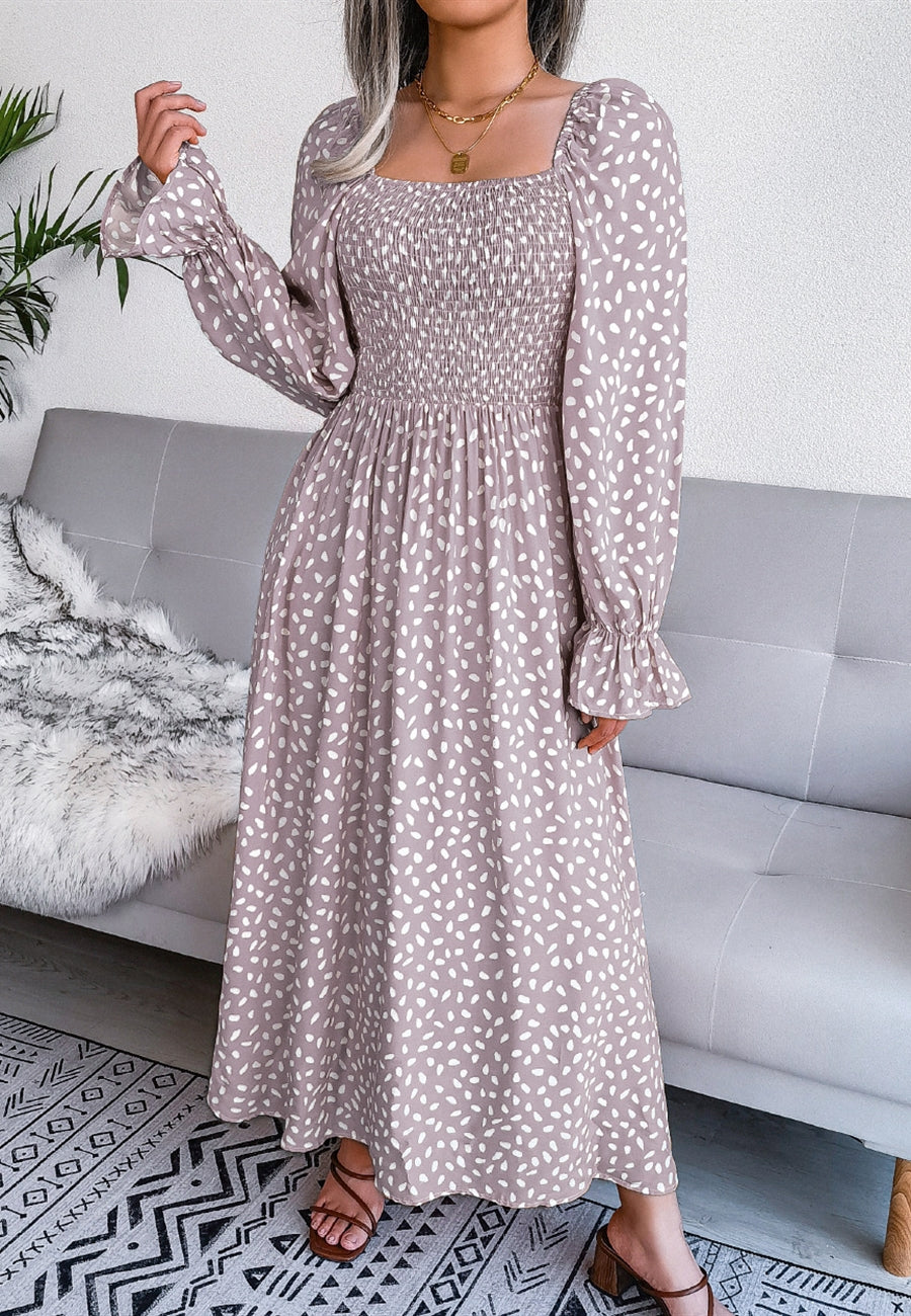 Vestido con escote cuadrado y estampado de lunares
