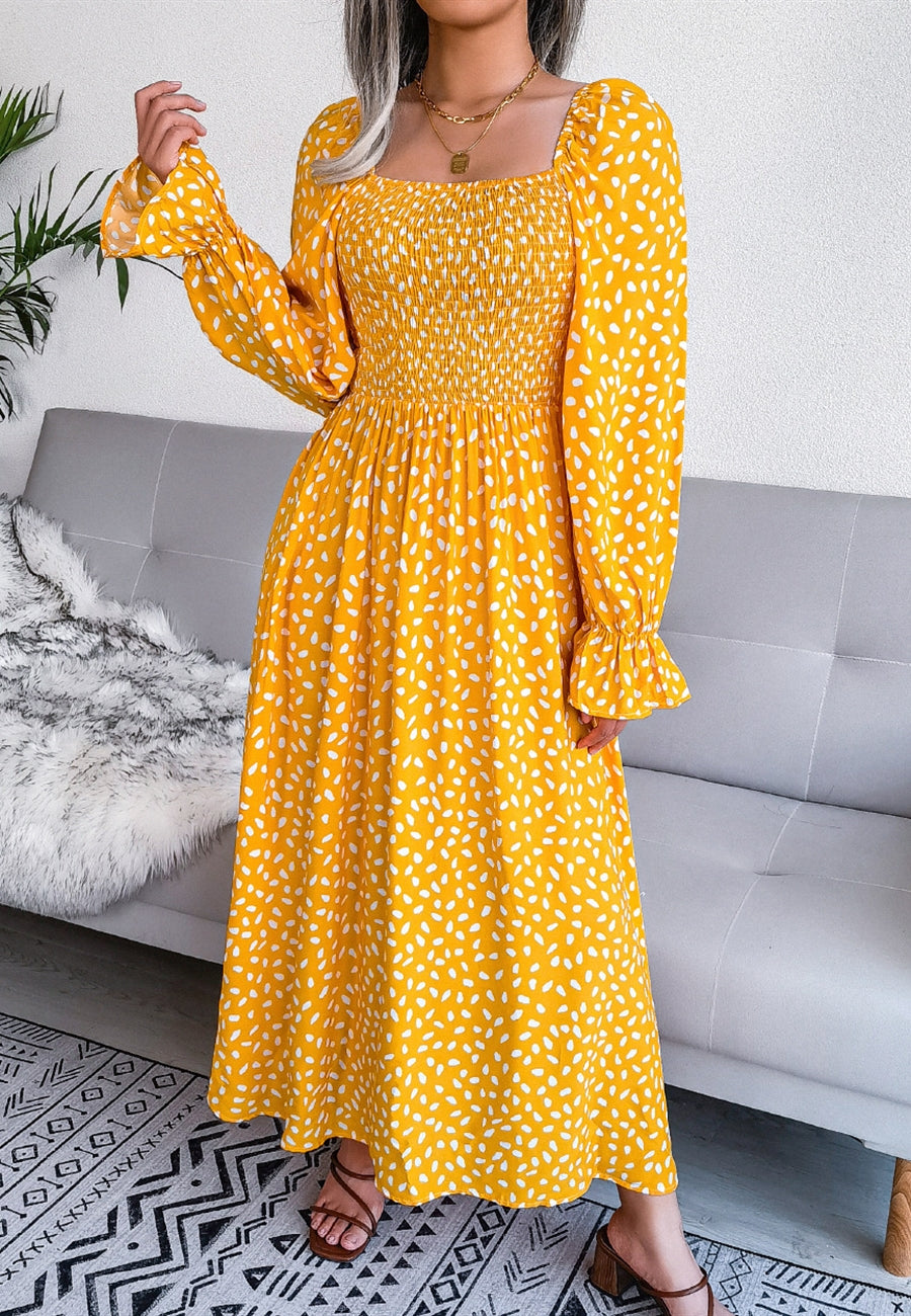 Vestido con escote cuadrado y estampado de lunares