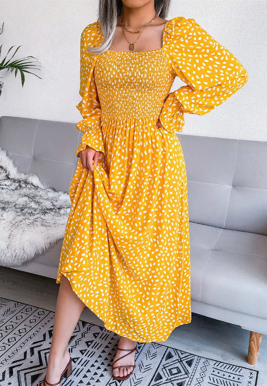 Vestido con escote cuadrado y estampado de lunares