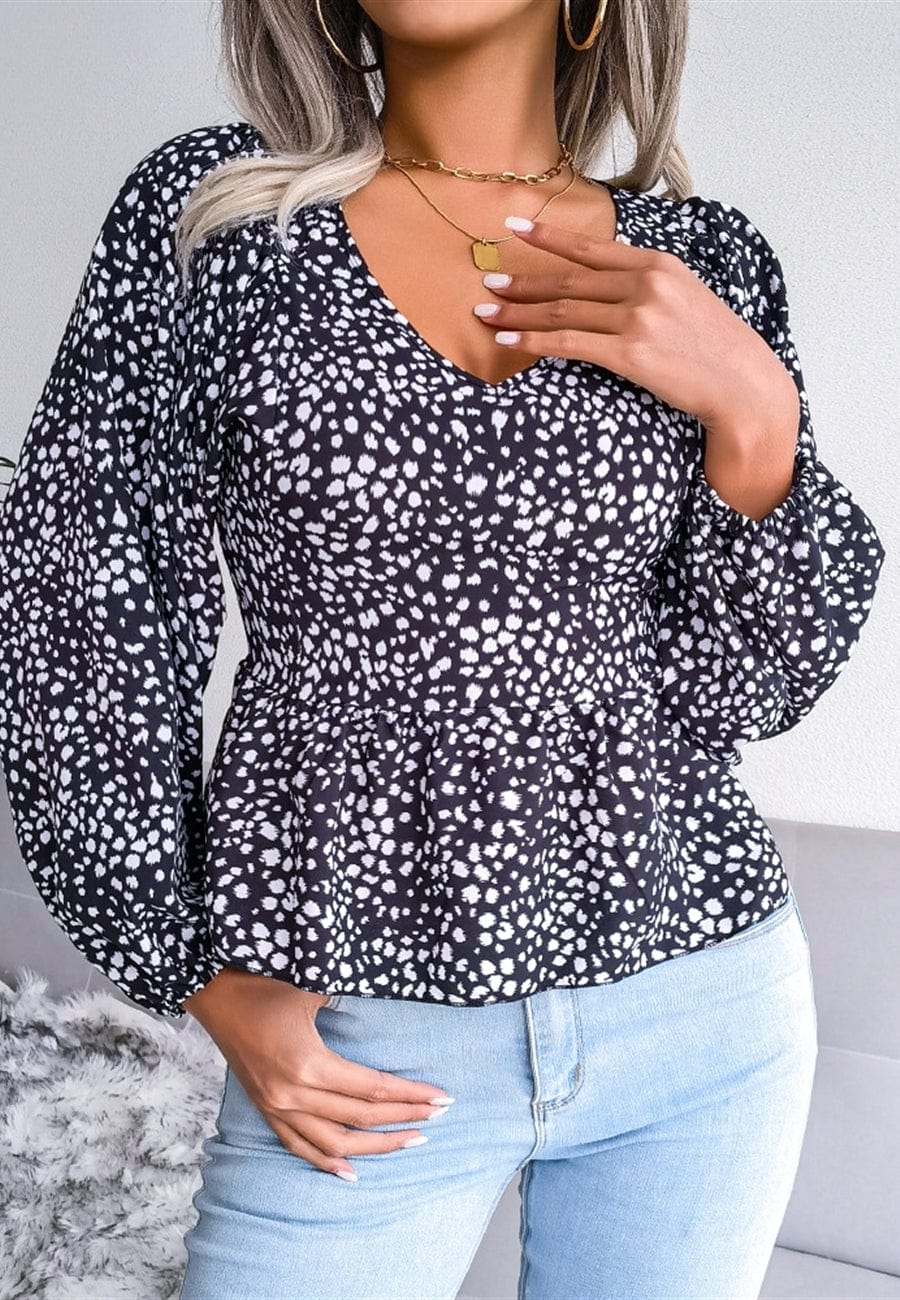 Blusa con mangas de obispo y estampado animal