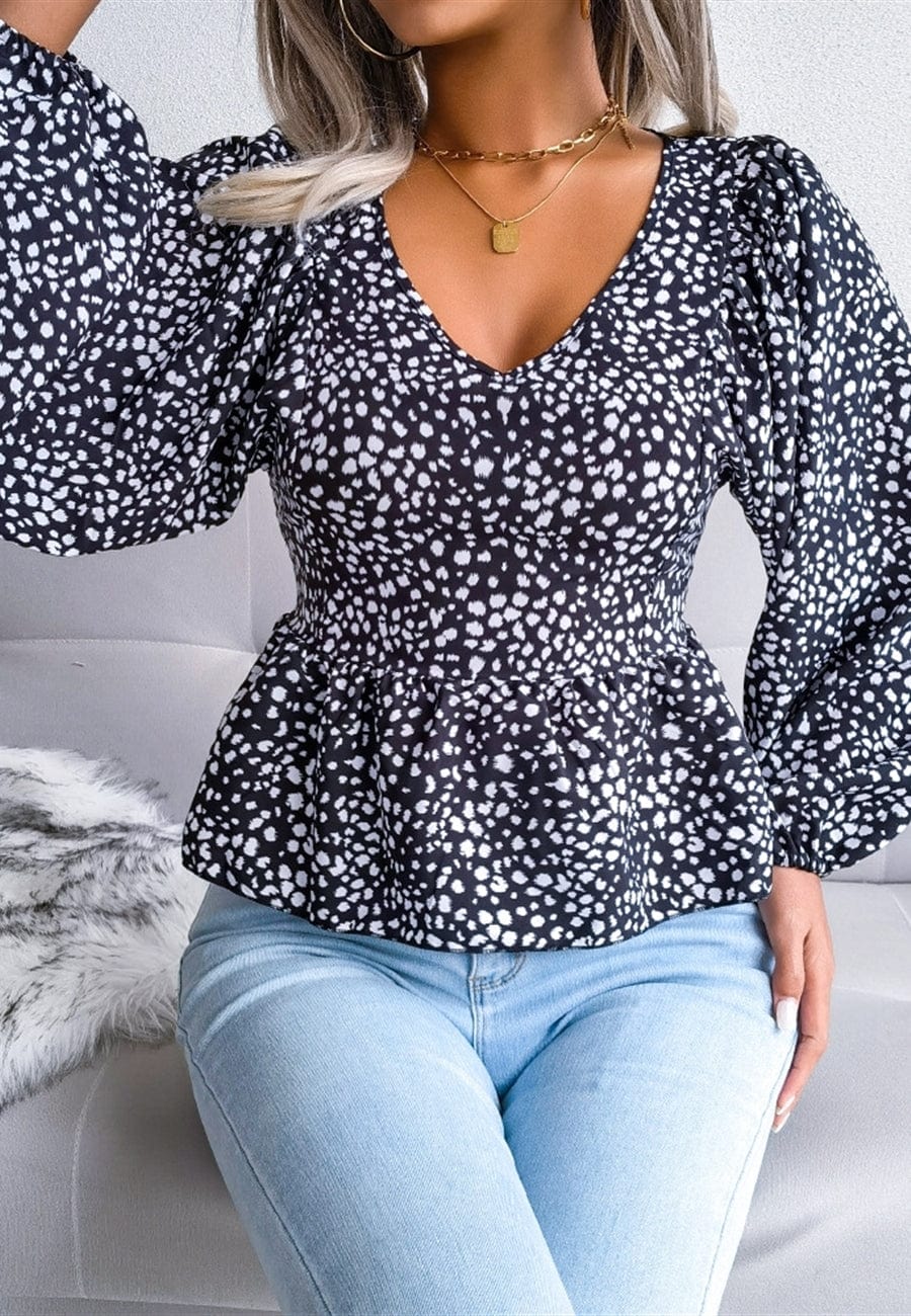 Blusa con mangas de obispo y estampado animal