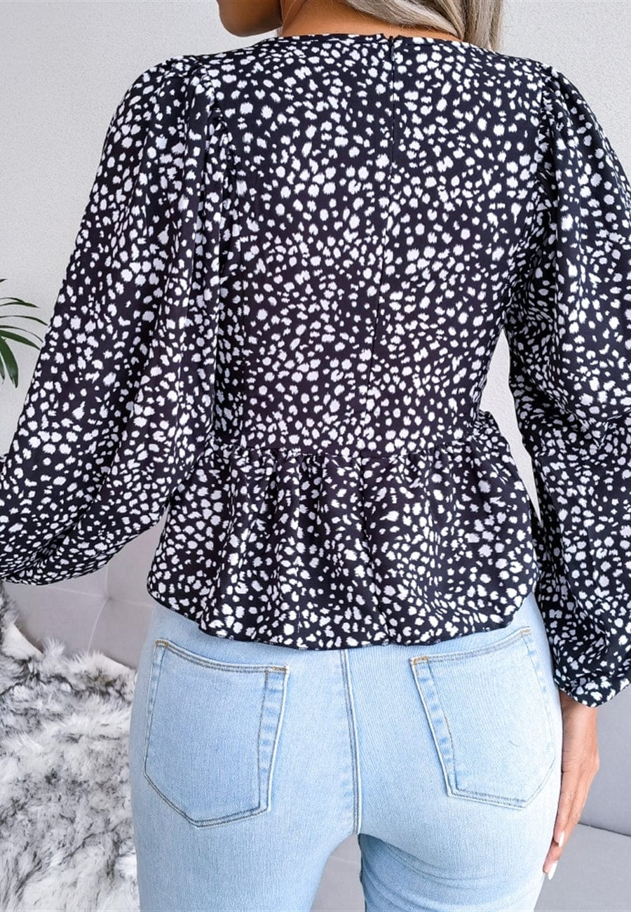 Blusa con mangas de obispo y estampado animal