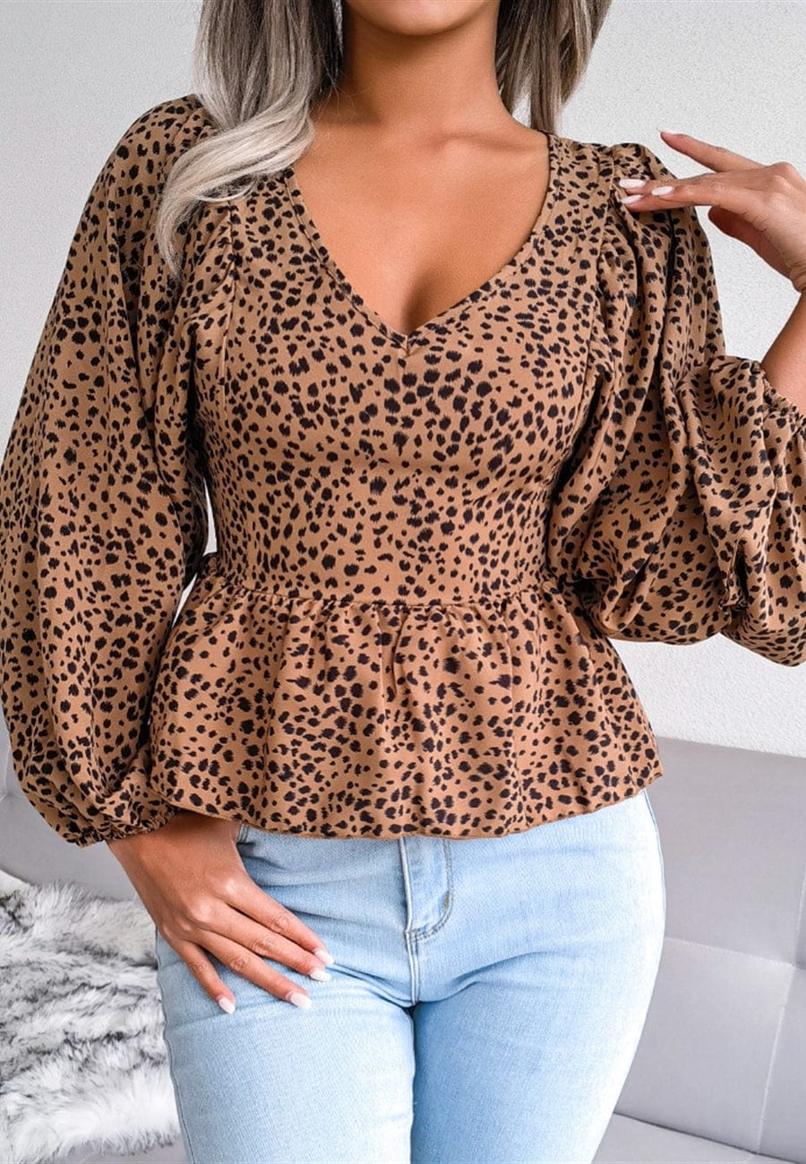 Blusa con mangas de obispo y estampado animal