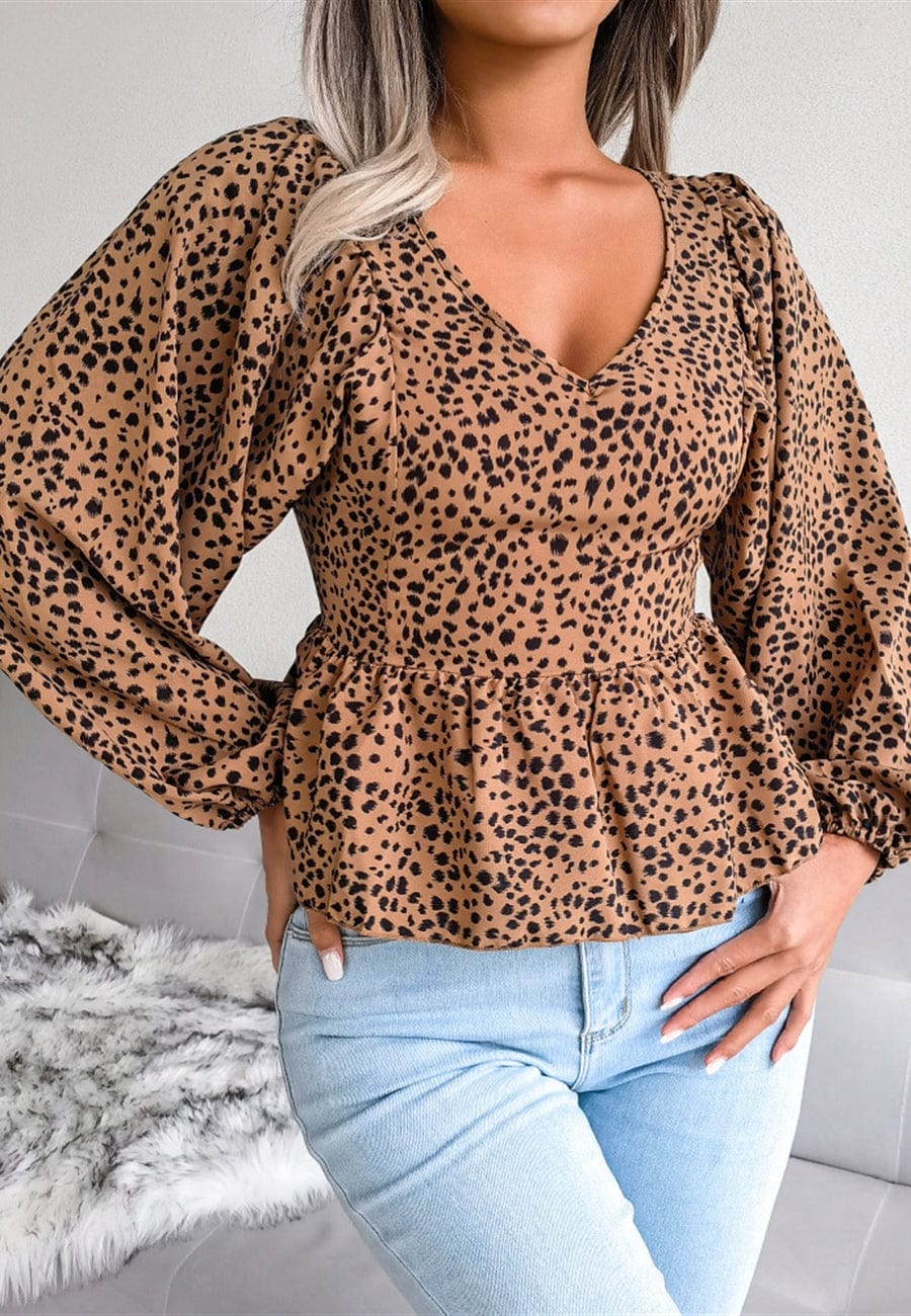 Blusa con mangas de obispo y estampado animal