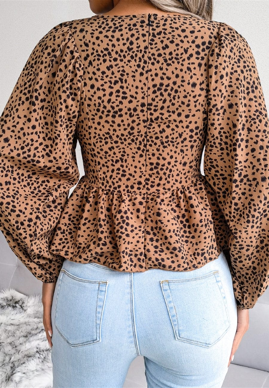 Blusa con mangas de obispo y estampado animal
