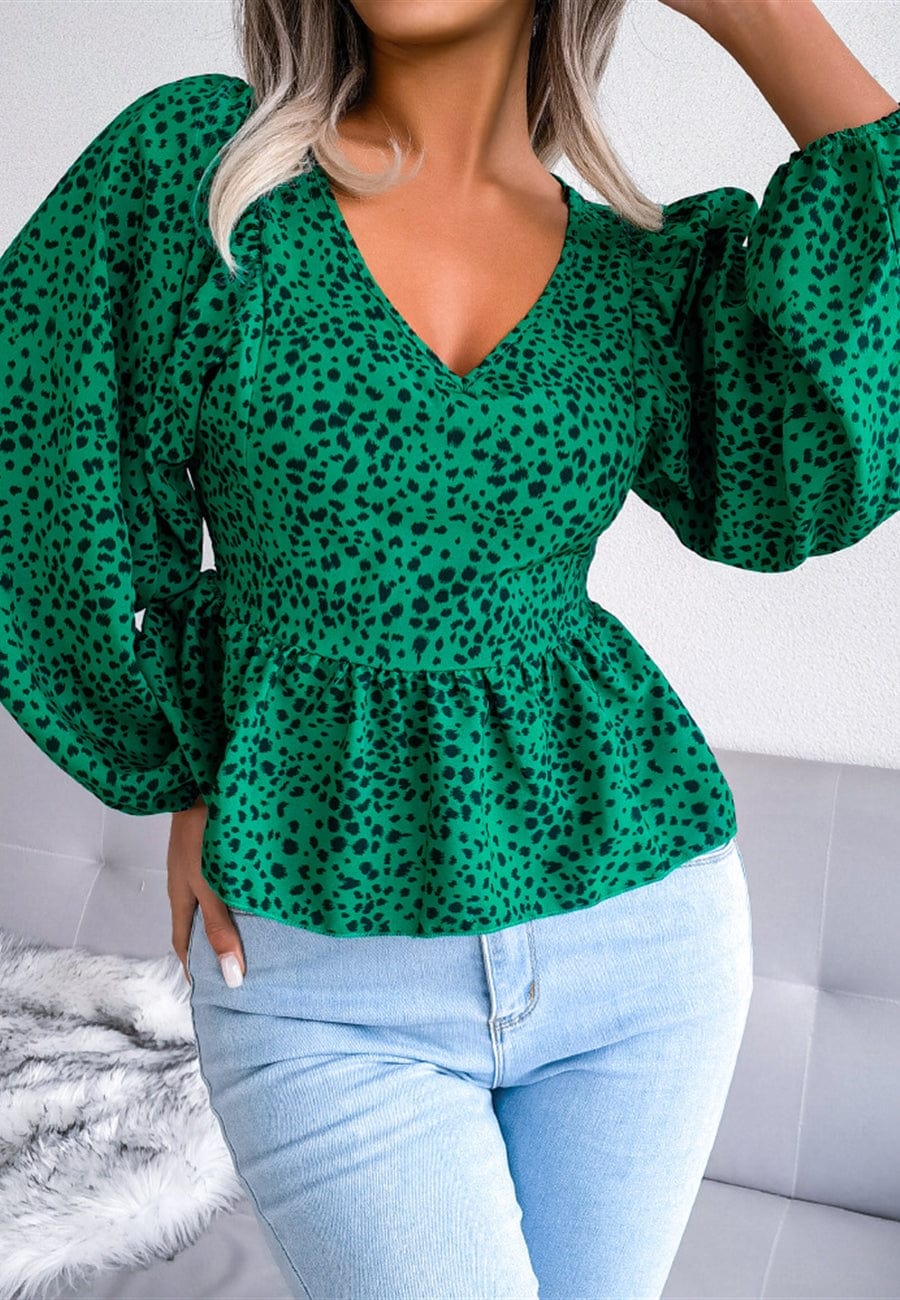 Blusa con mangas de obispo y estampado animal