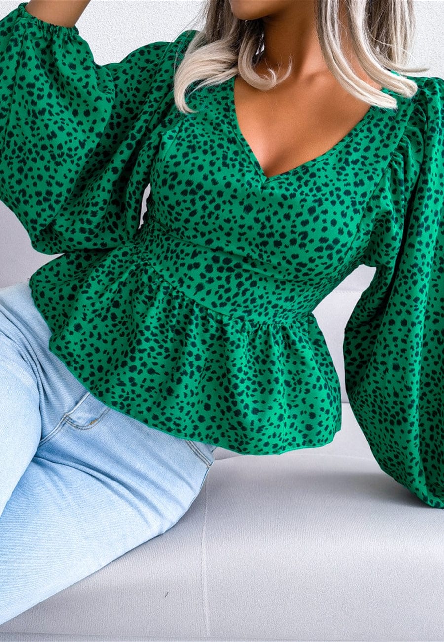 Blusa con mangas de obispo y estampado animal