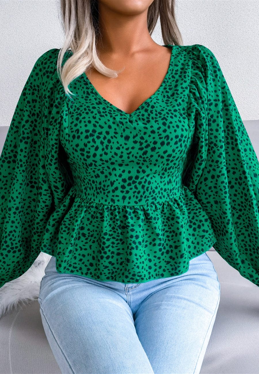 Blusa con mangas de obispo y estampado animal