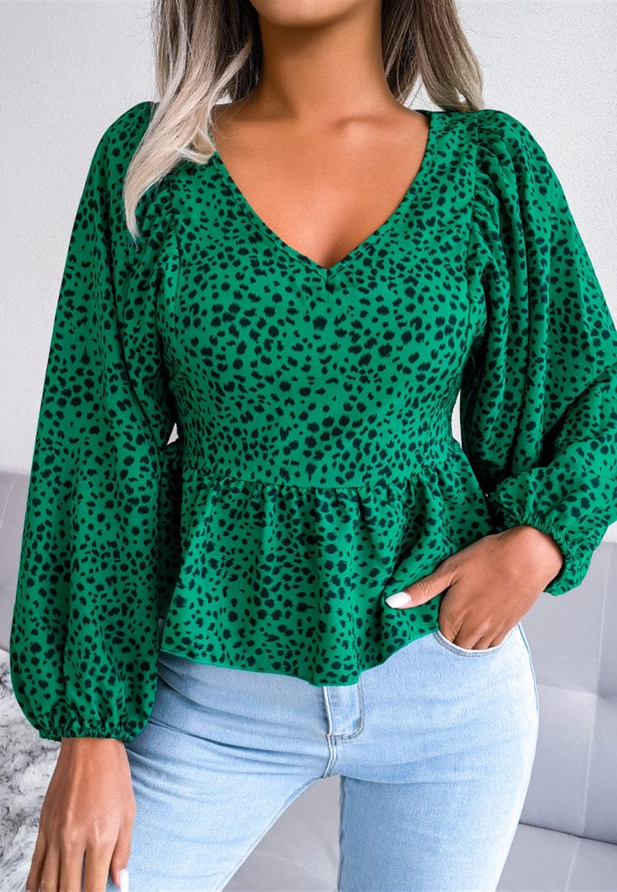 Blusa con mangas de obispo y estampado animal