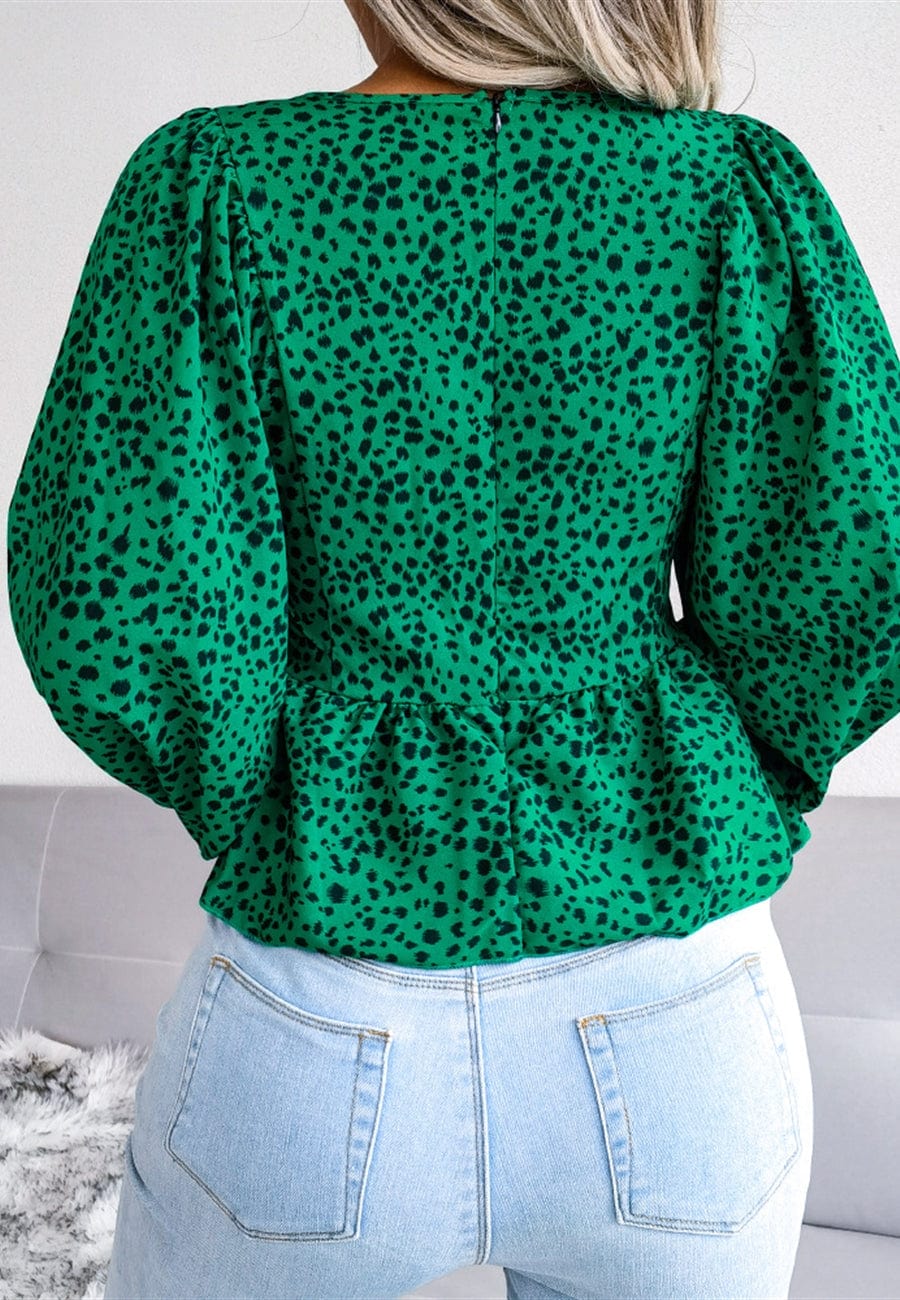 Blusa con mangas de obispo y estampado animal
