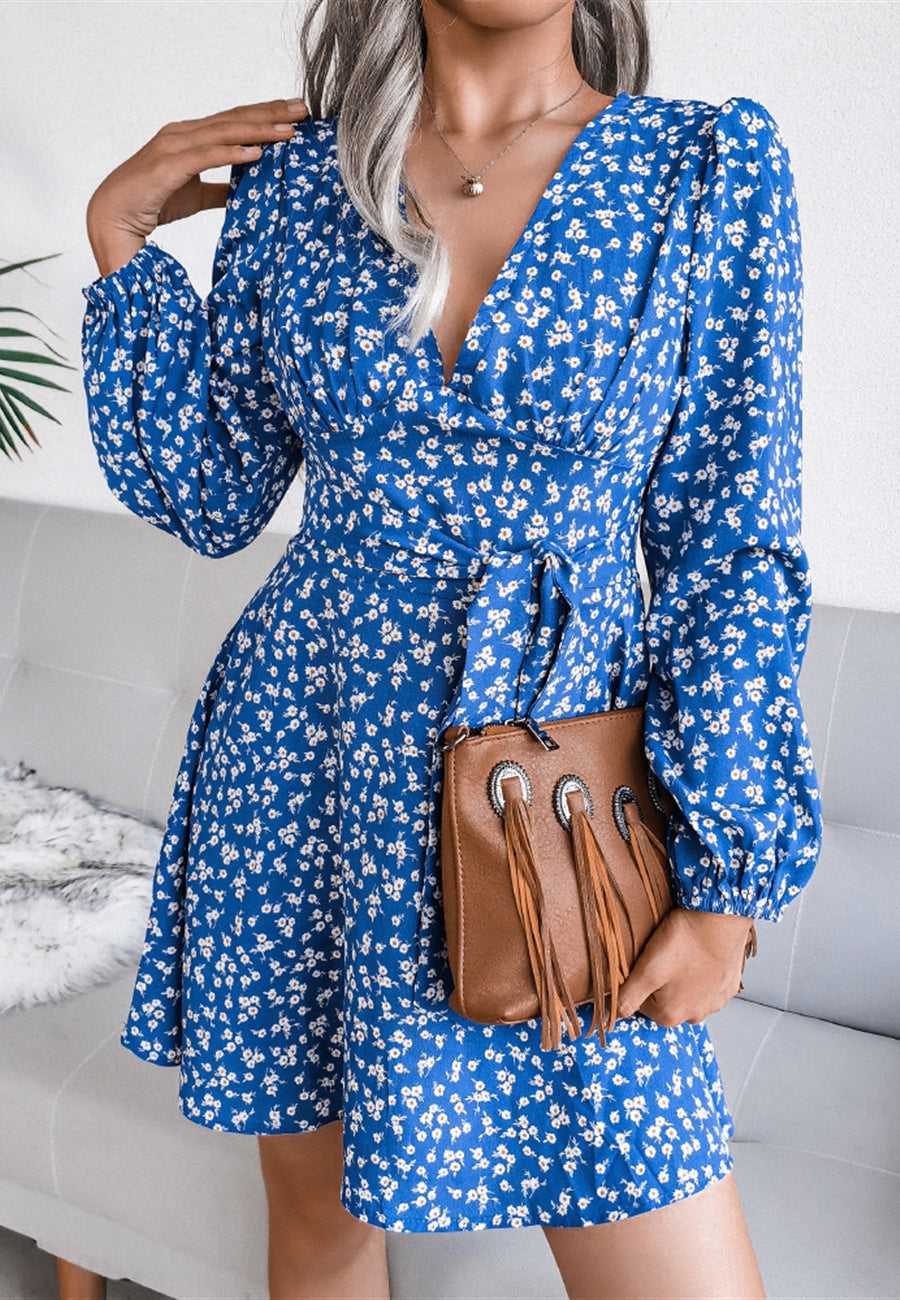 Vestido de manga larga con escote pronunciado y estampado floral
