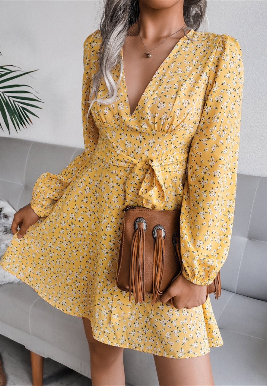 Vestido de manga larga con escote pronunciado y estampado floral