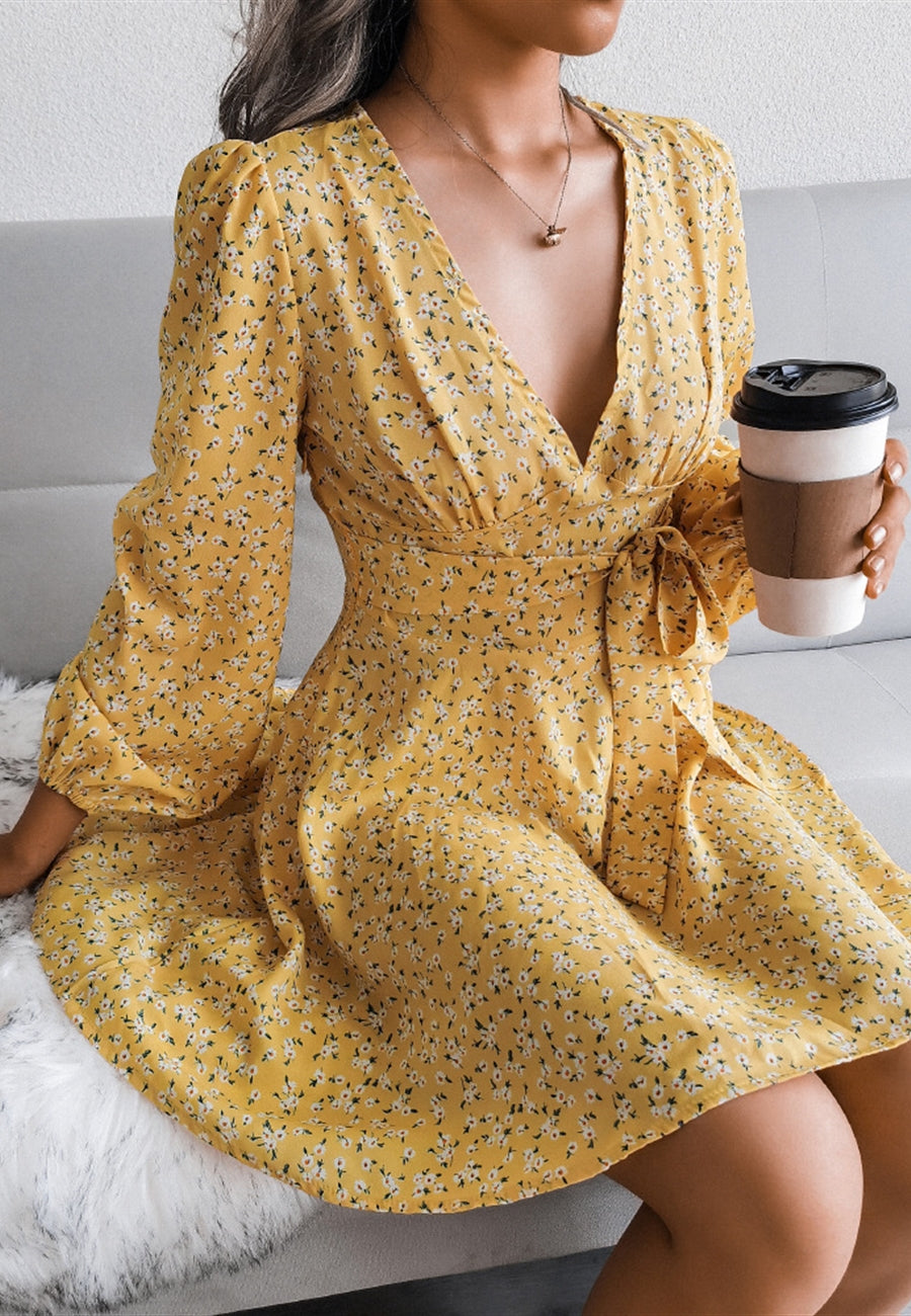 Vestido de manga larga con escote pronunciado y estampado floral