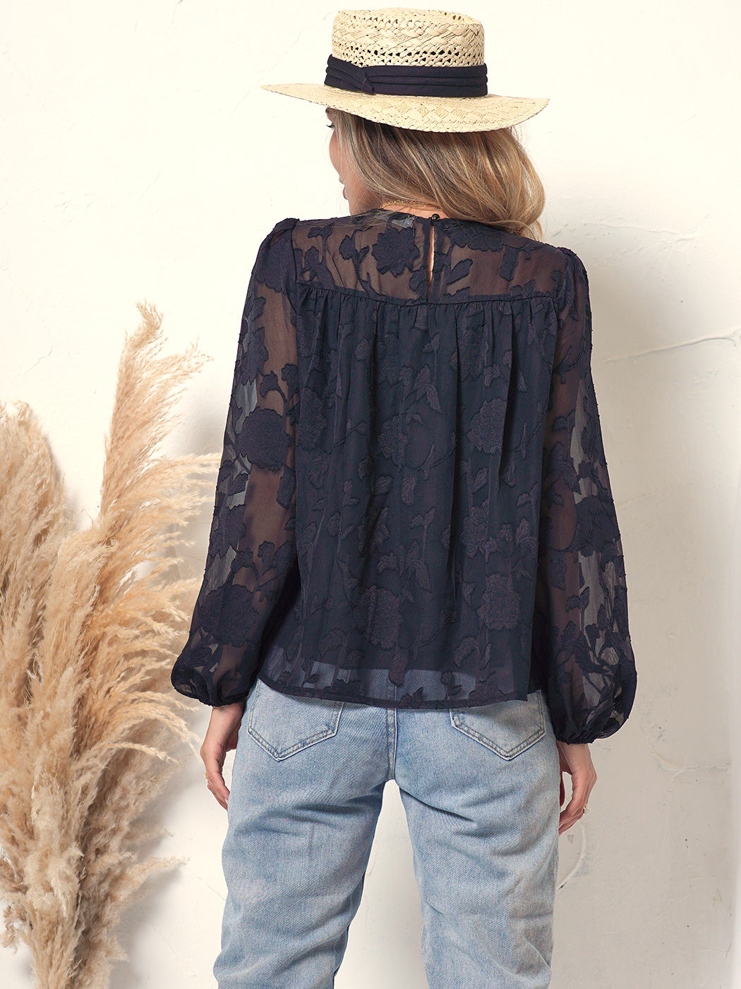 Blusa transparente con detalle floral
