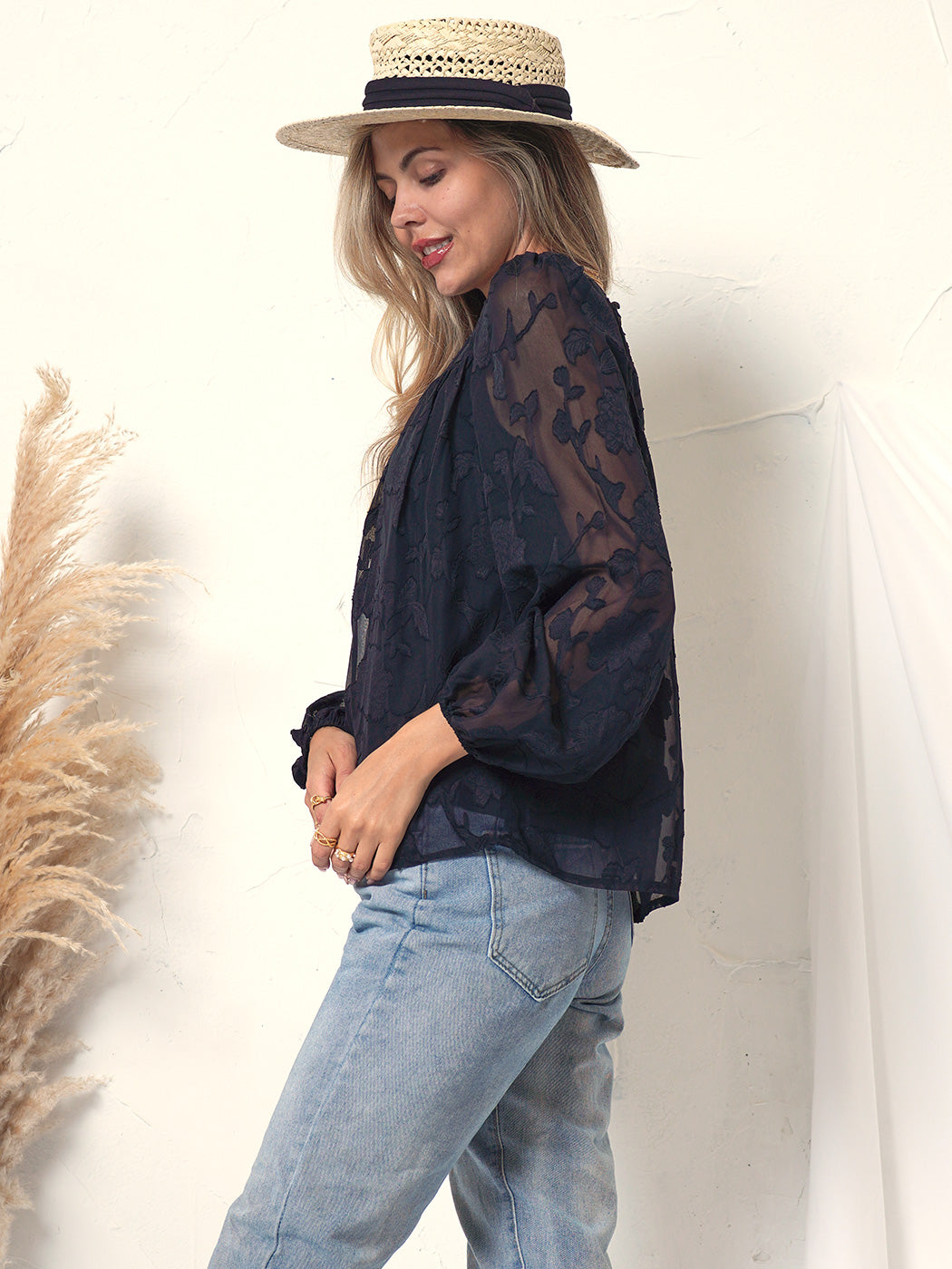 Blusa transparente con detalle floral