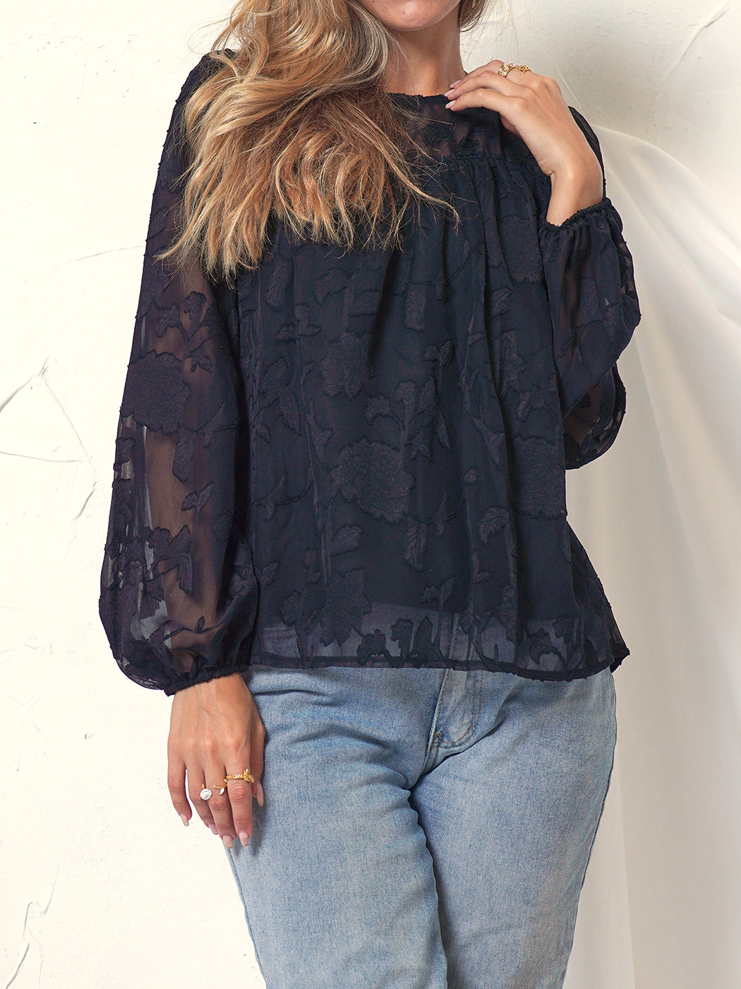 Blusa transparente con detalle floral