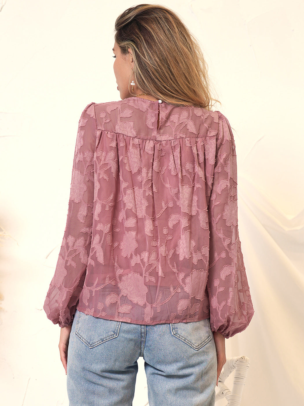 Blusa transparente con detalle floral