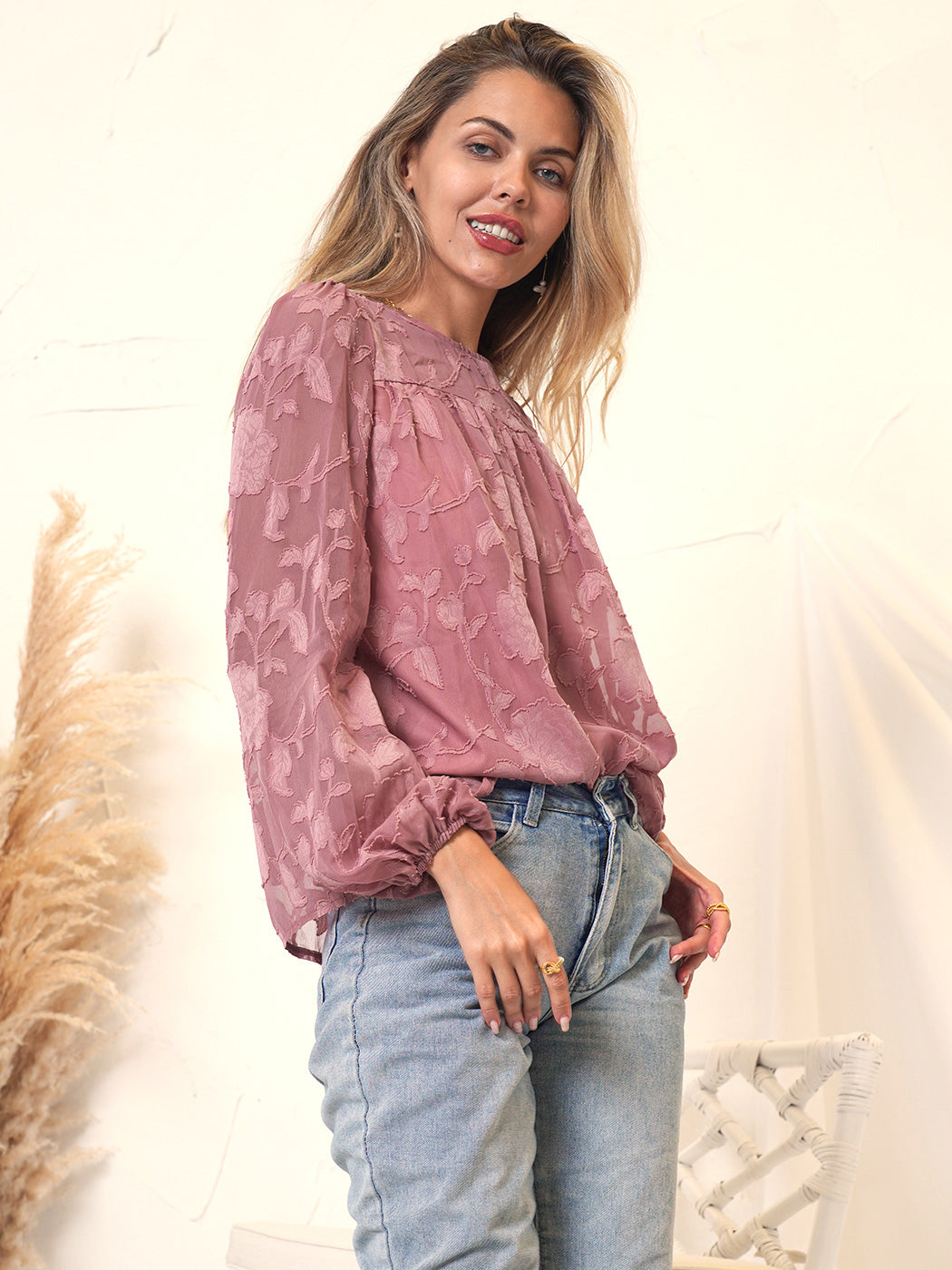 Blusa transparente con detalle floral