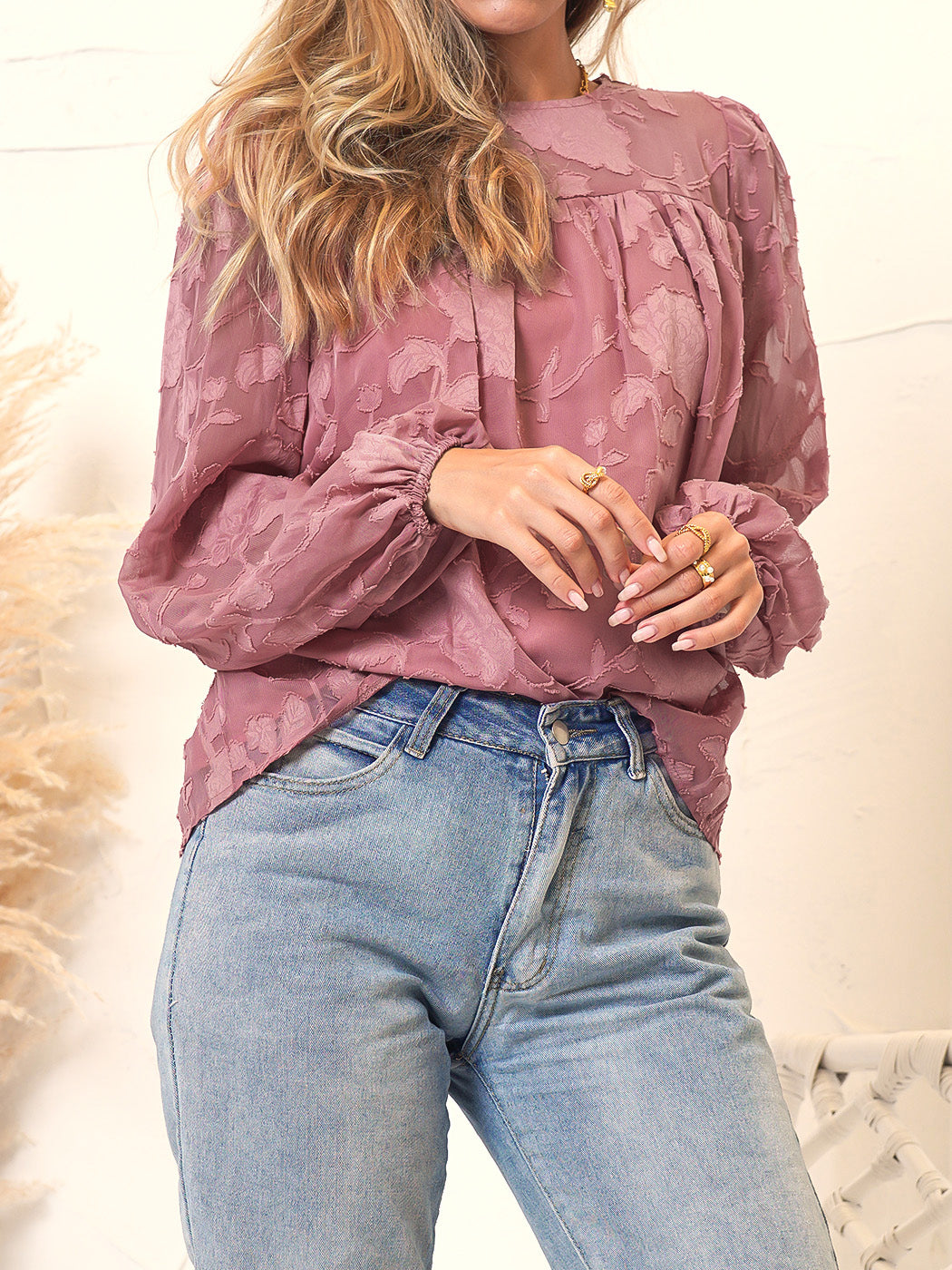 Blusa transparente con detalle floral