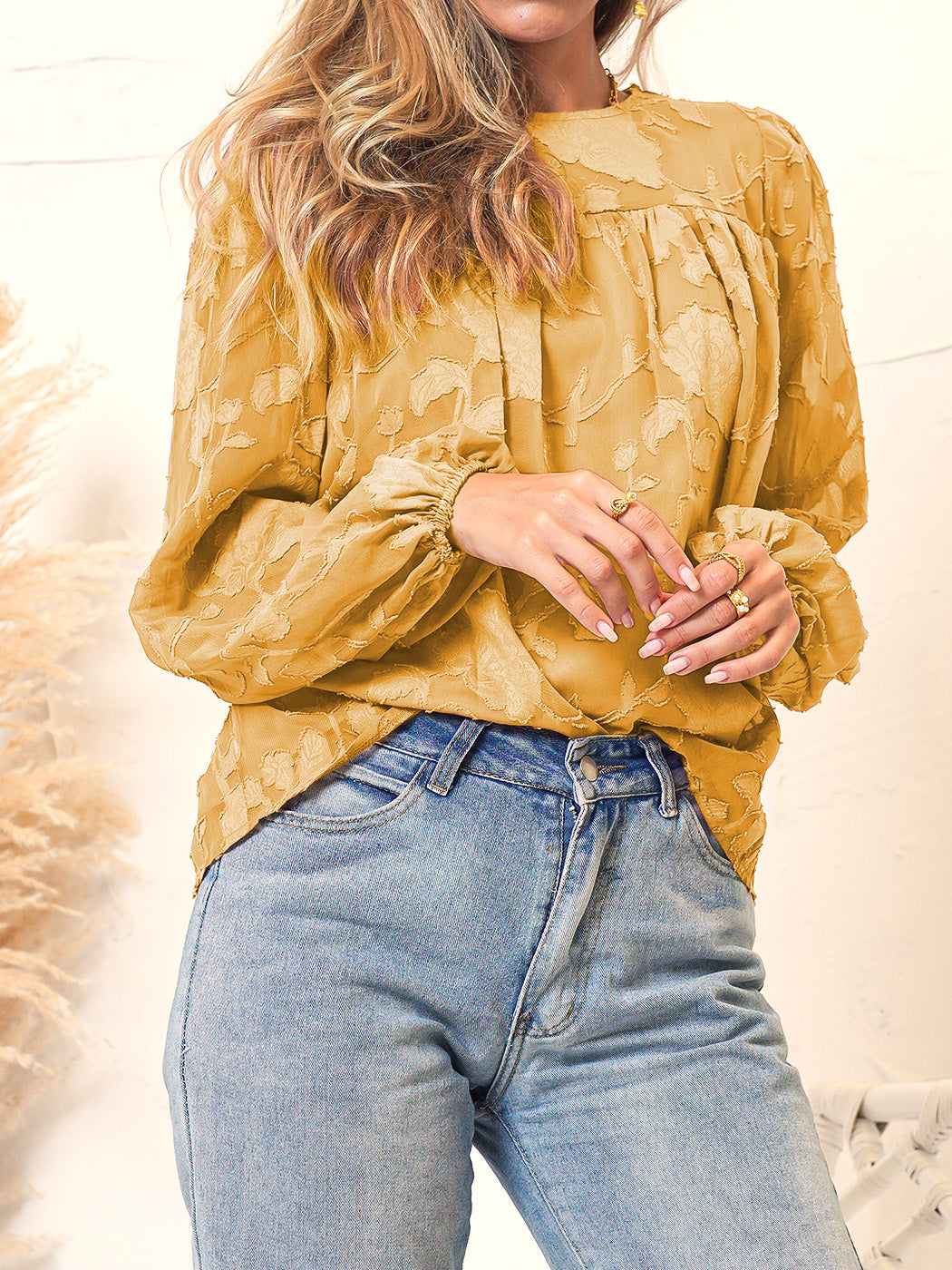 Blusa transparente con detalle floral