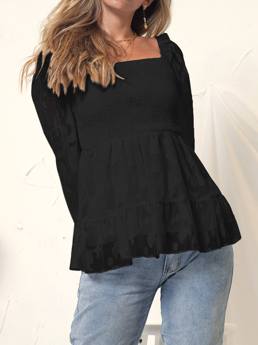 Blusa peplum con detalle floral fruncido