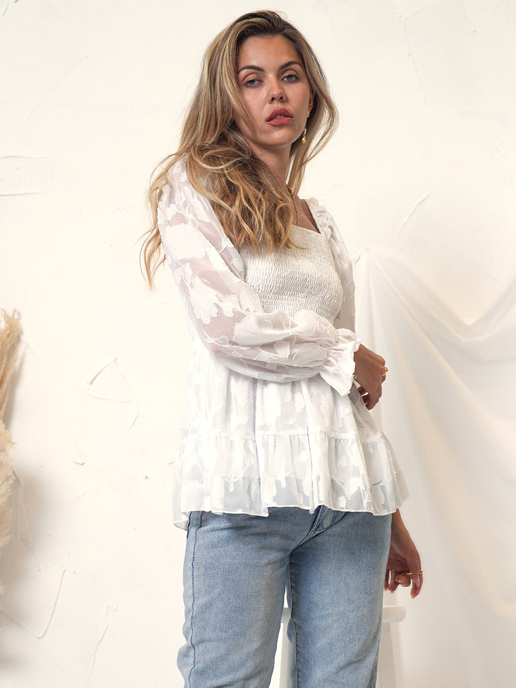 Blusa peplum con detalle floral fruncido