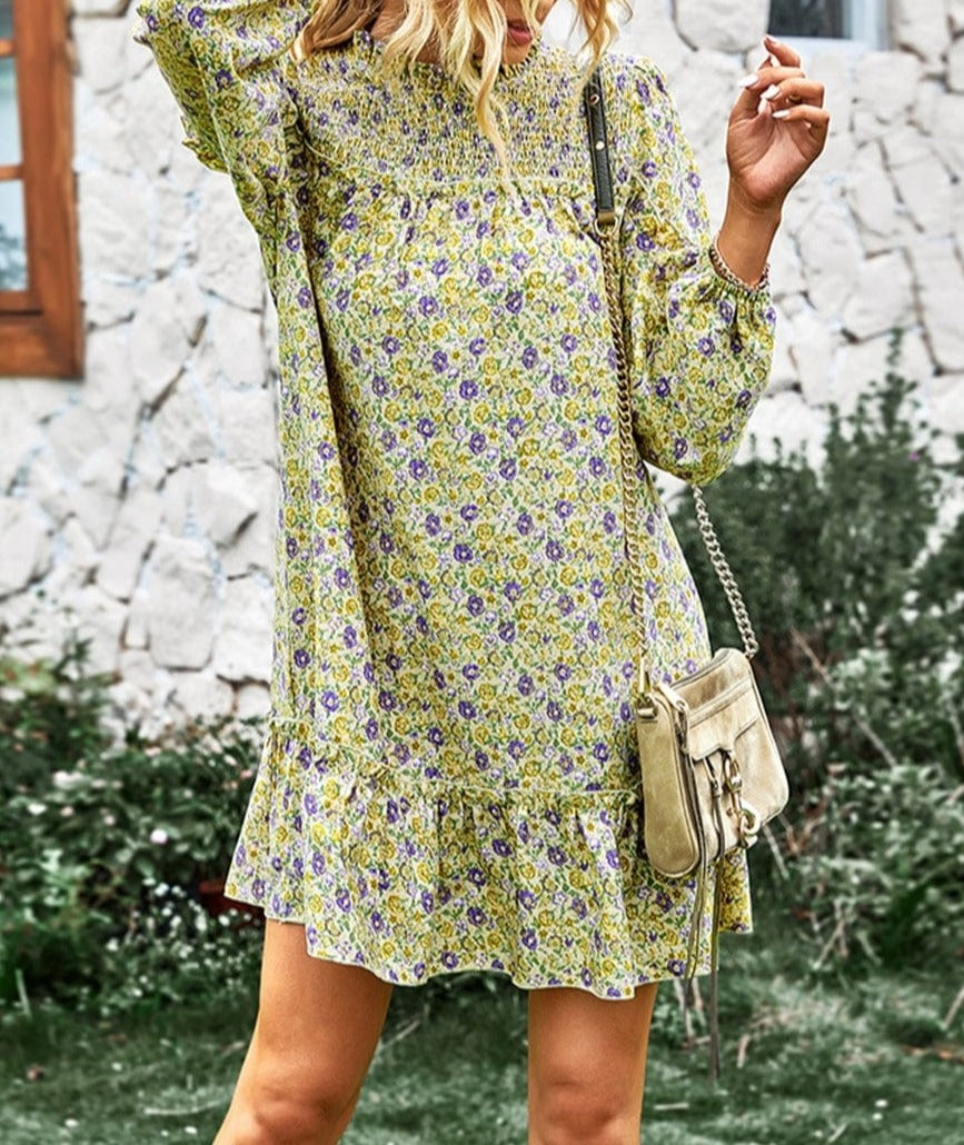 Vestido floral con cuello fruncido y volantes