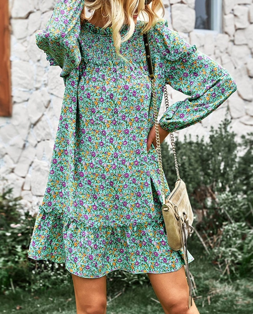 Vestido floral con cuello fruncido y volantes