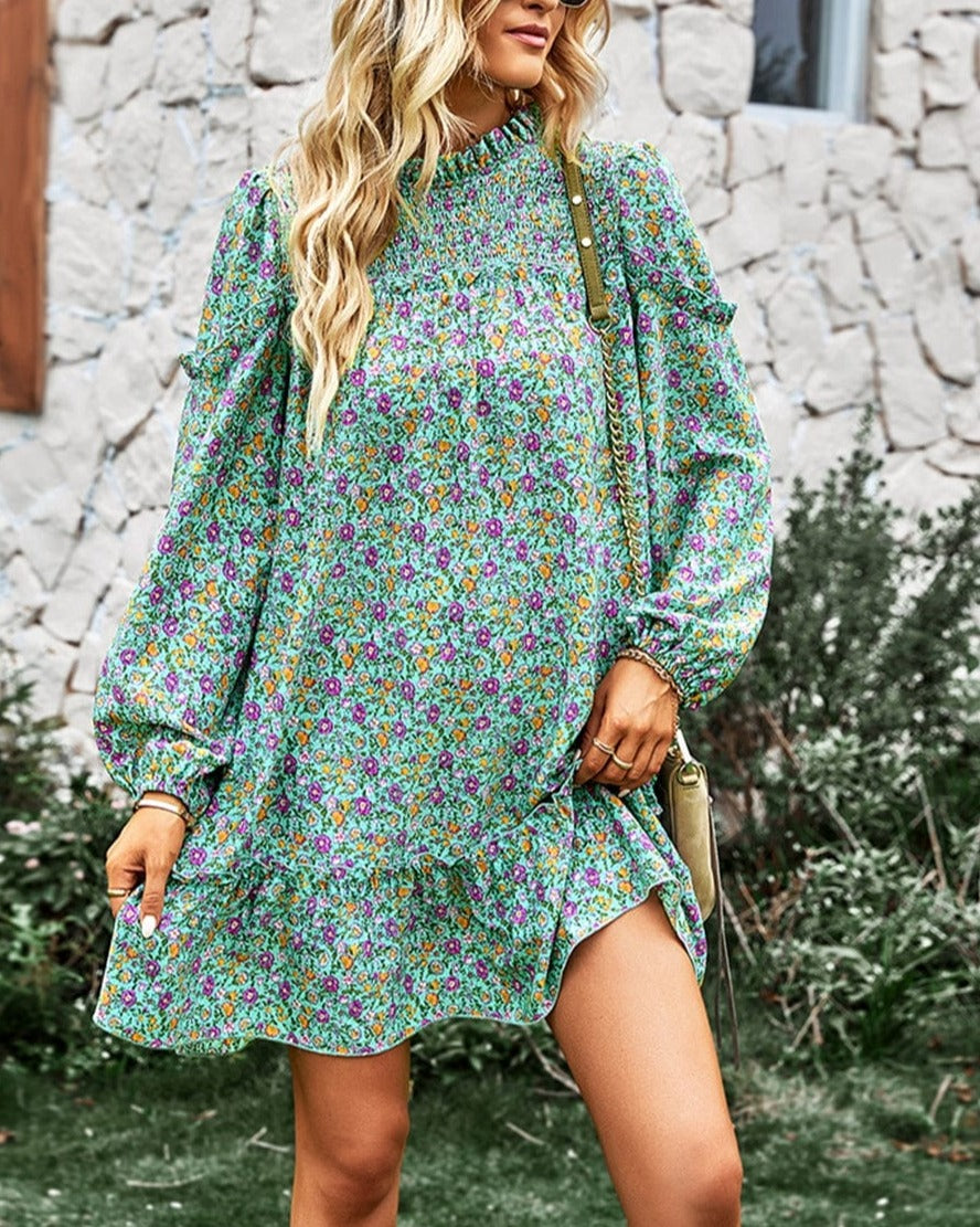 Vestido floral con cuello fruncido y volantes