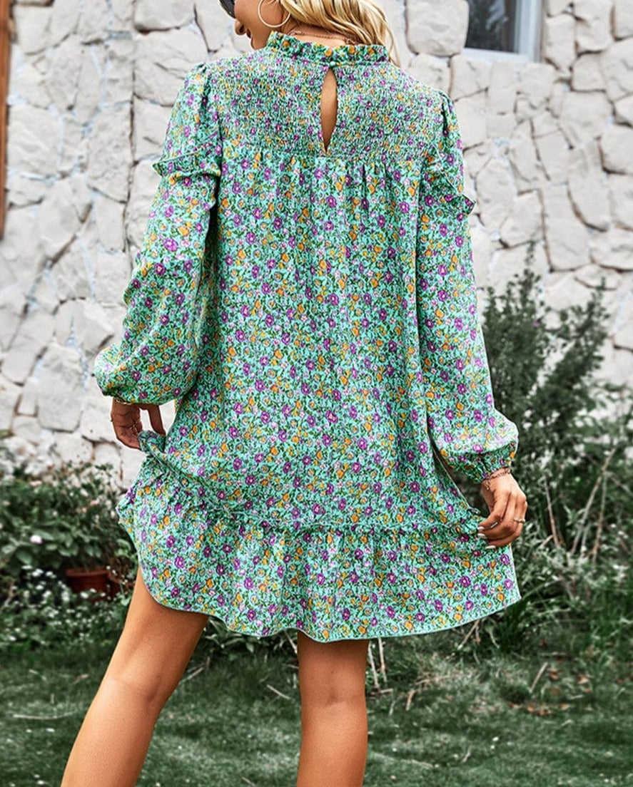 Vestido floral con cuello fruncido y volantes
