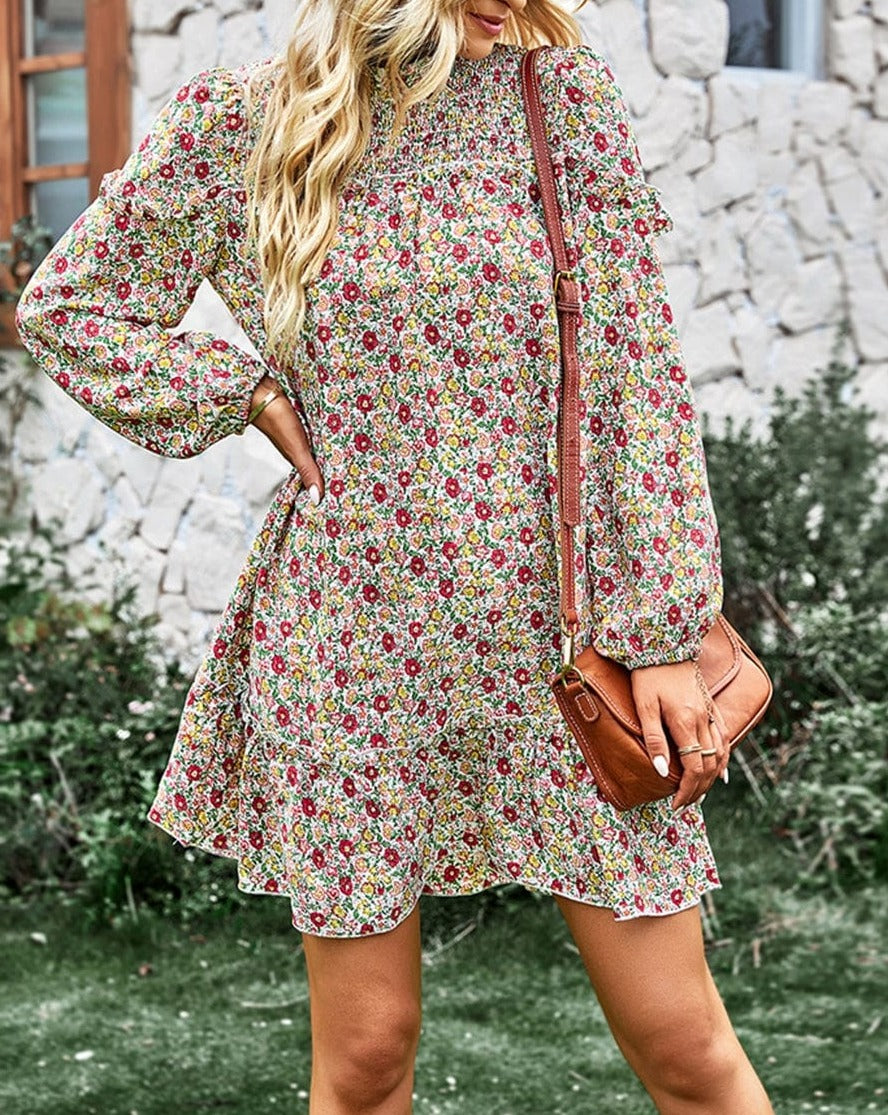 Vestido floral con cuello fruncido y volantes