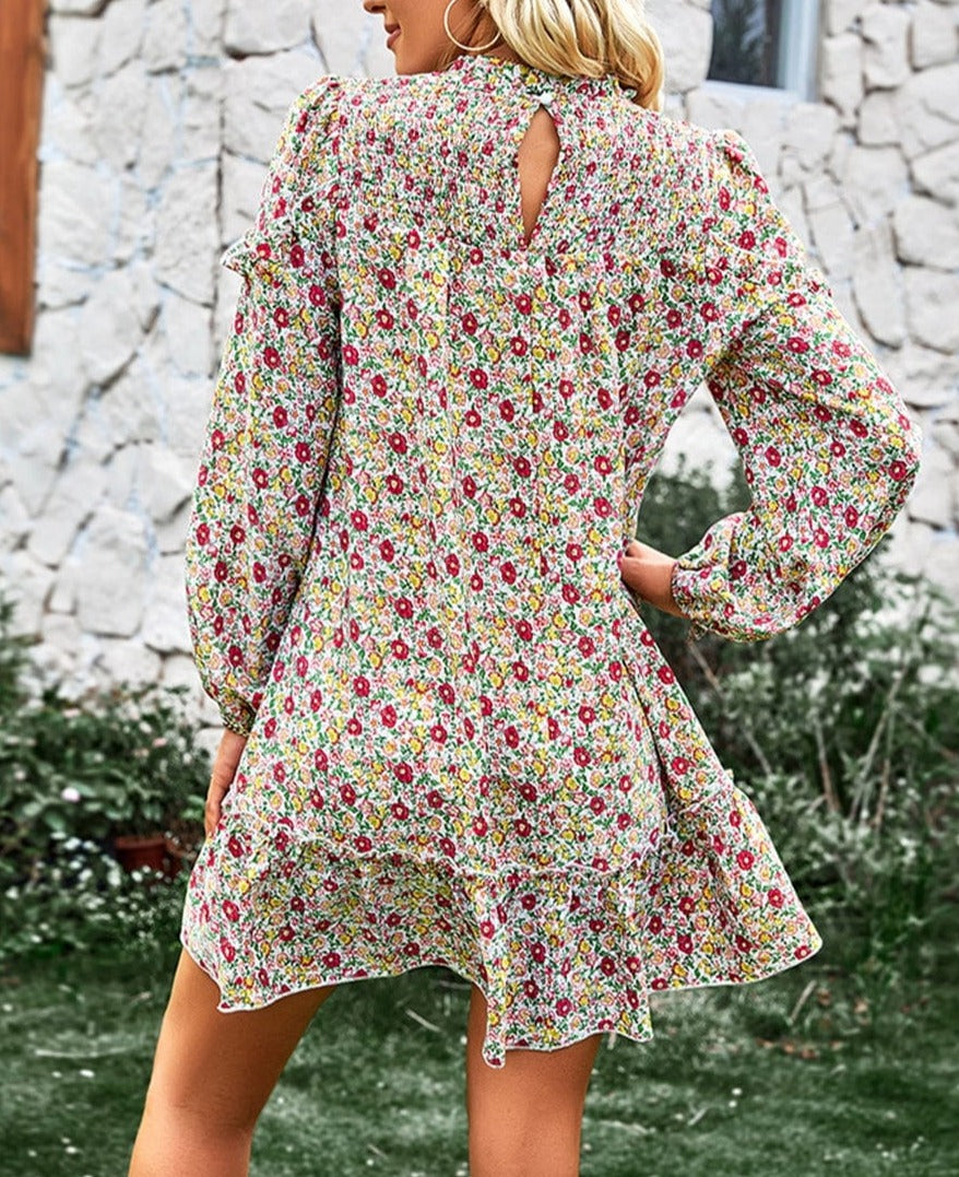 Vestido floral con cuello fruncido y volantes