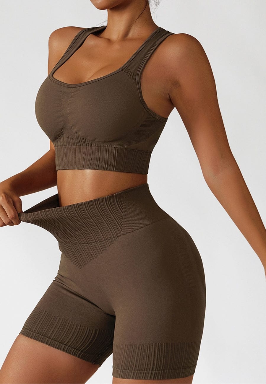 Conjunto de sujetador deportivo con espalda cruzada y pantalones cortos moldeadores de cintura alta
