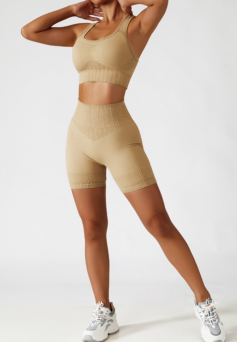 Conjunto de sujetador deportivo con espalda cruzada y pantalones cortos moldeadores de cintura alta