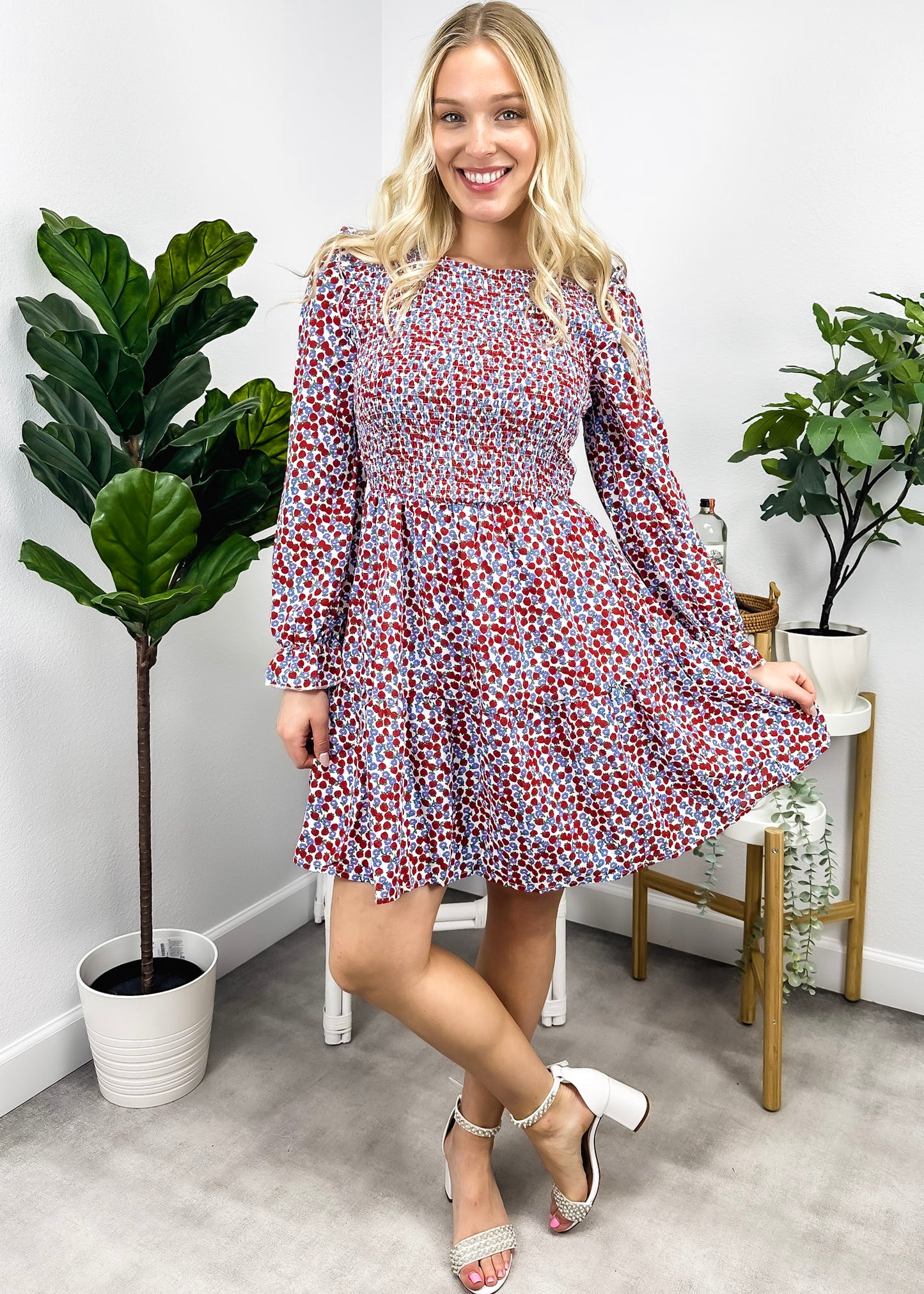 Vestido floral de manga larga con frunces en el pecho