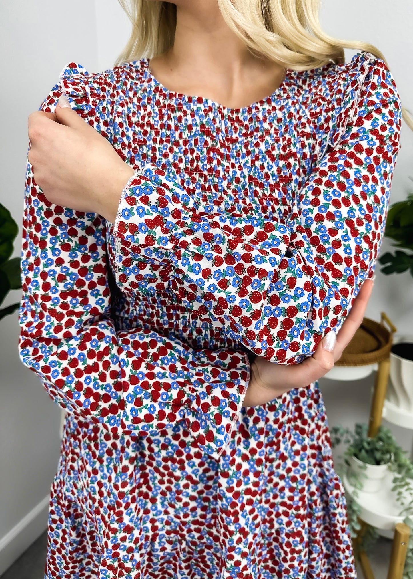 Vestido floral de manga larga con frunces en el pecho