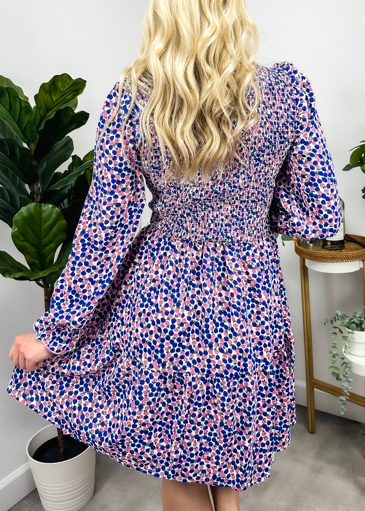 Vestido floral de manga larga con frunces en el pecho