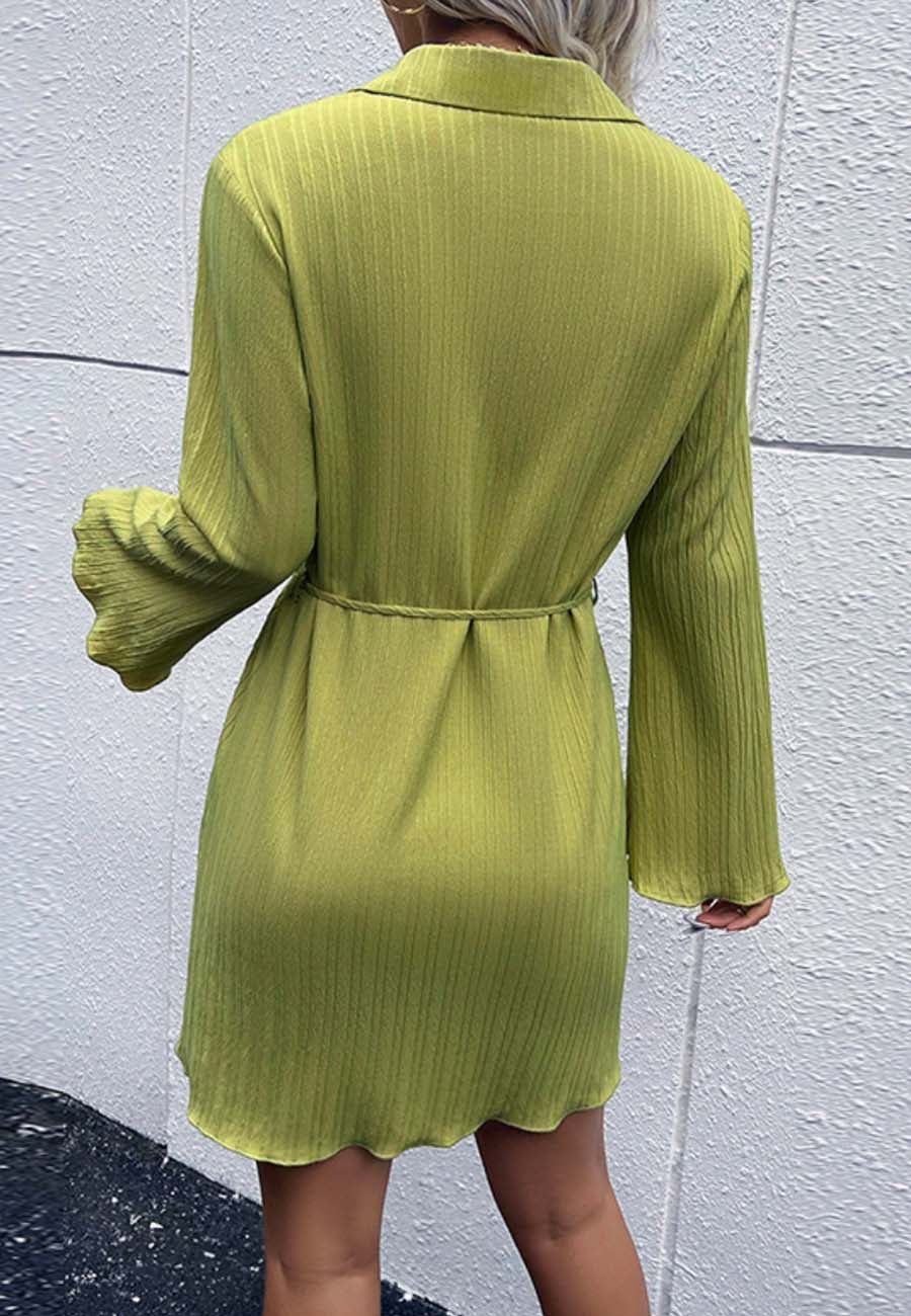 Vestido de rayas texturizadas con mangas acampanadas