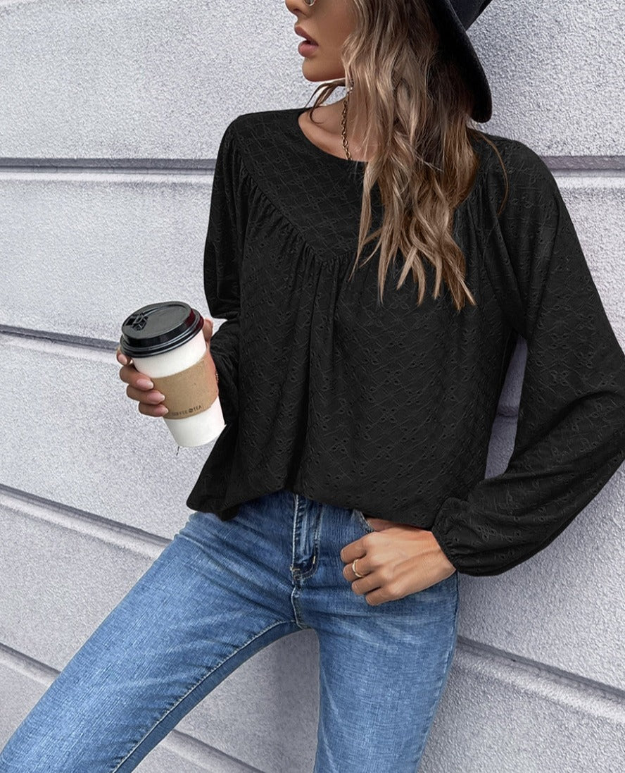 Blusa con detalle de triángulos y ojales
