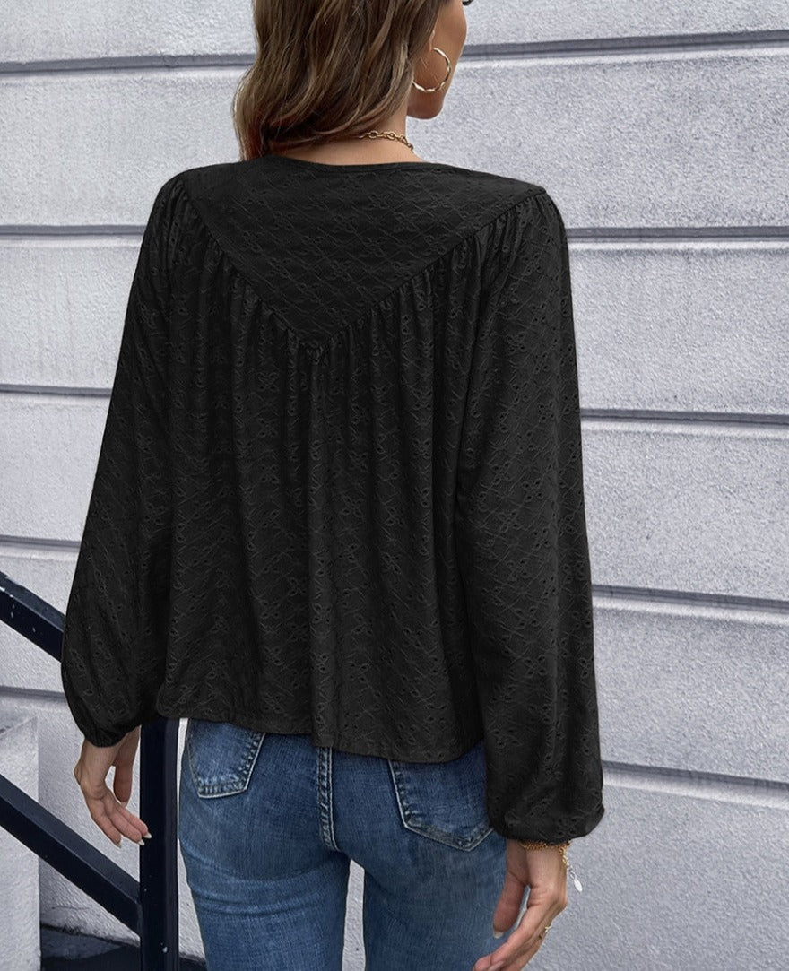 Blusa con detalle de triángulos y ojales