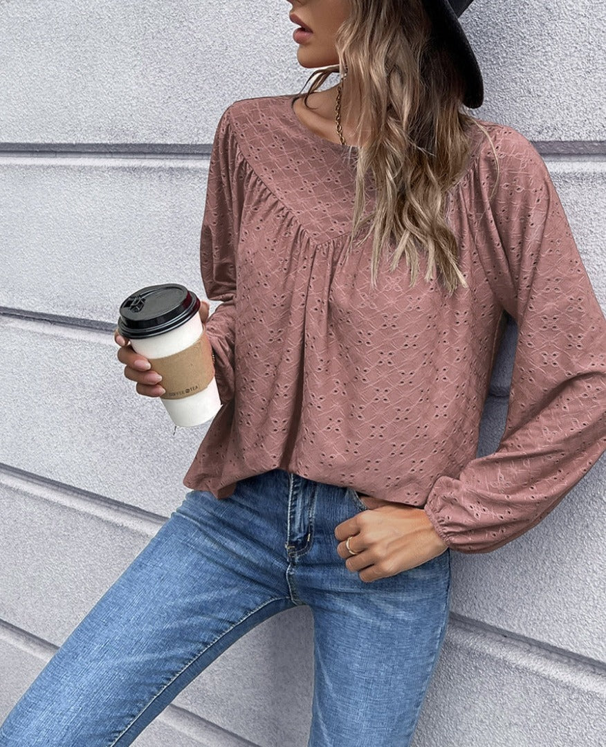 Blusa con detalle de triángulos y ojales