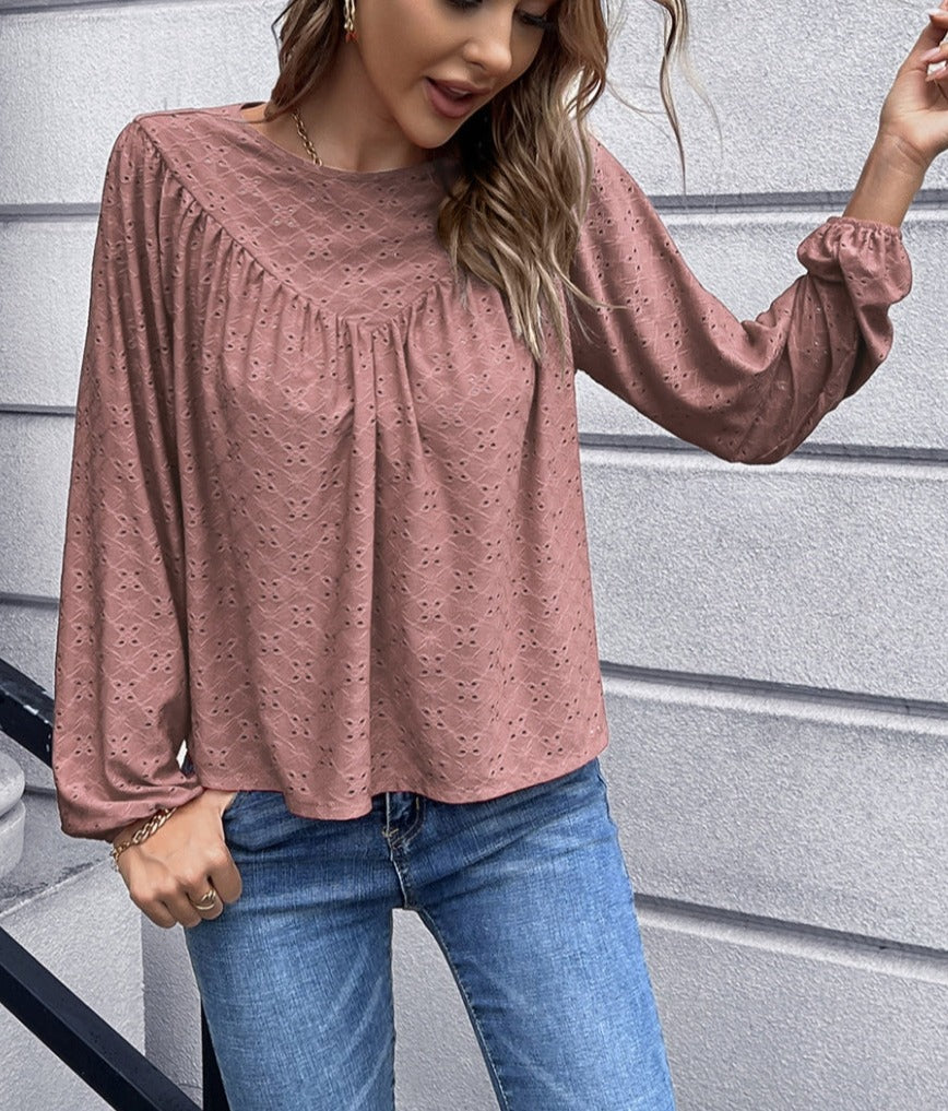 Blusa con detalle de triángulos y ojales